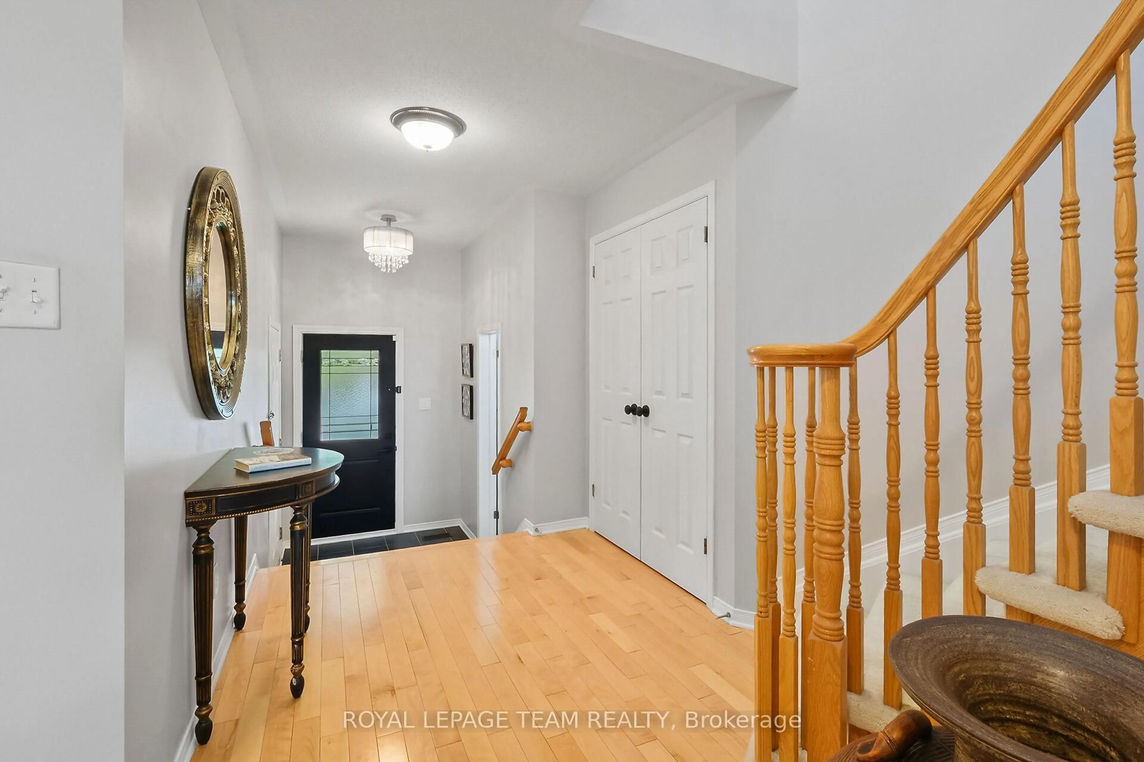Indoor entryway for 2072 Dunollie Cres, Ottawa Ontario K2W 1H6