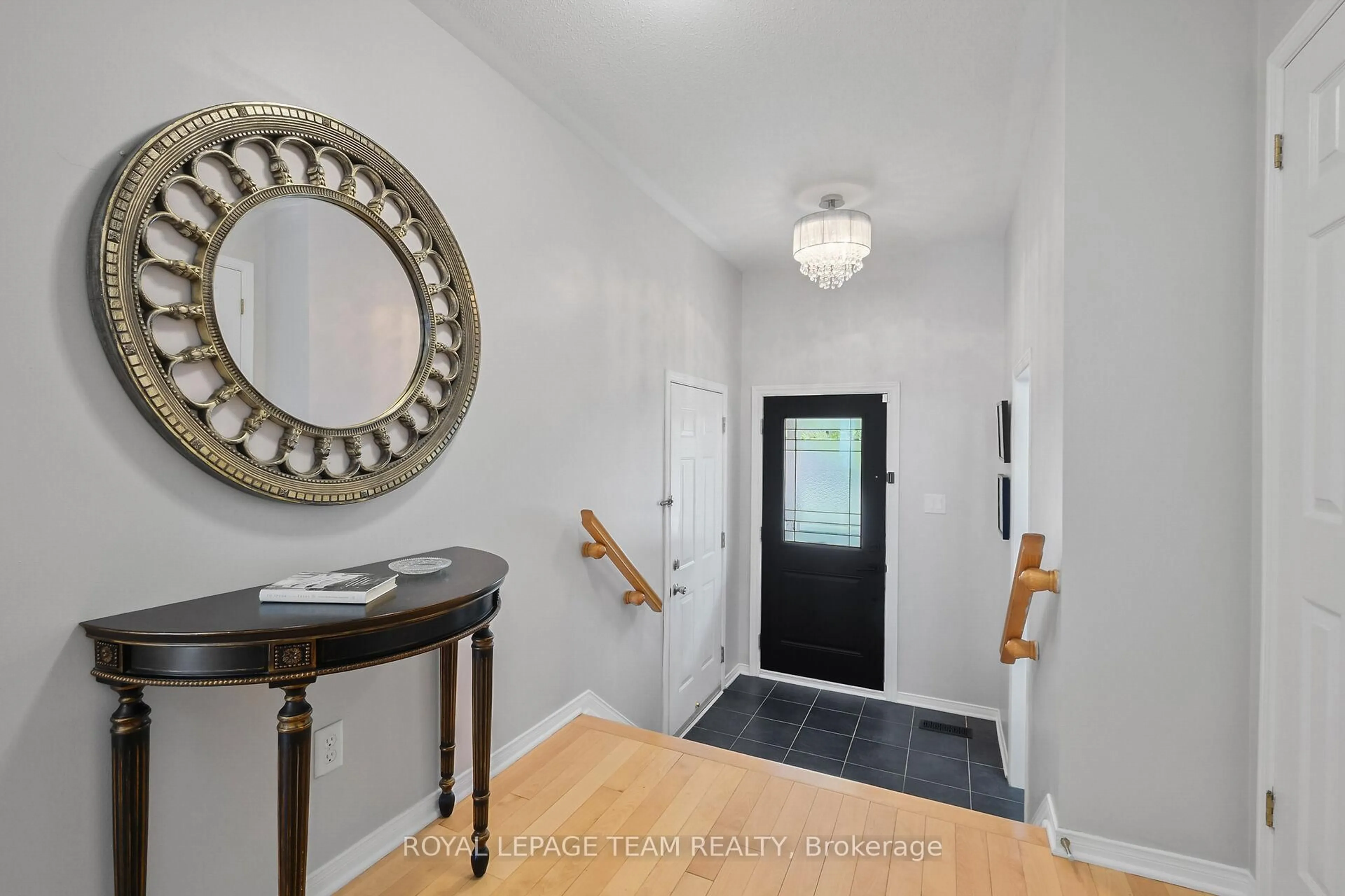 Indoor entryway for 2072 Dunollie Cres, Ottawa Ontario K2W 1H6