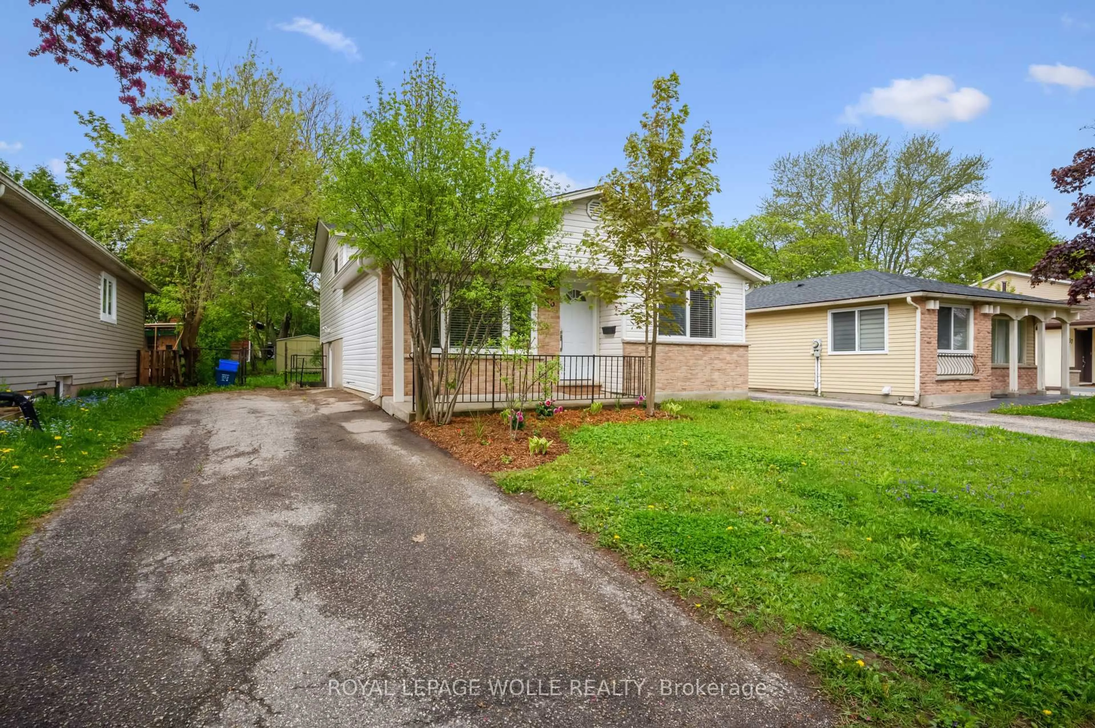 A pic from outside/outdoor area/front of a property/back of a property/a pic from drone, street for 53 Karen Walk, Waterloo Ontario N2L 5X1