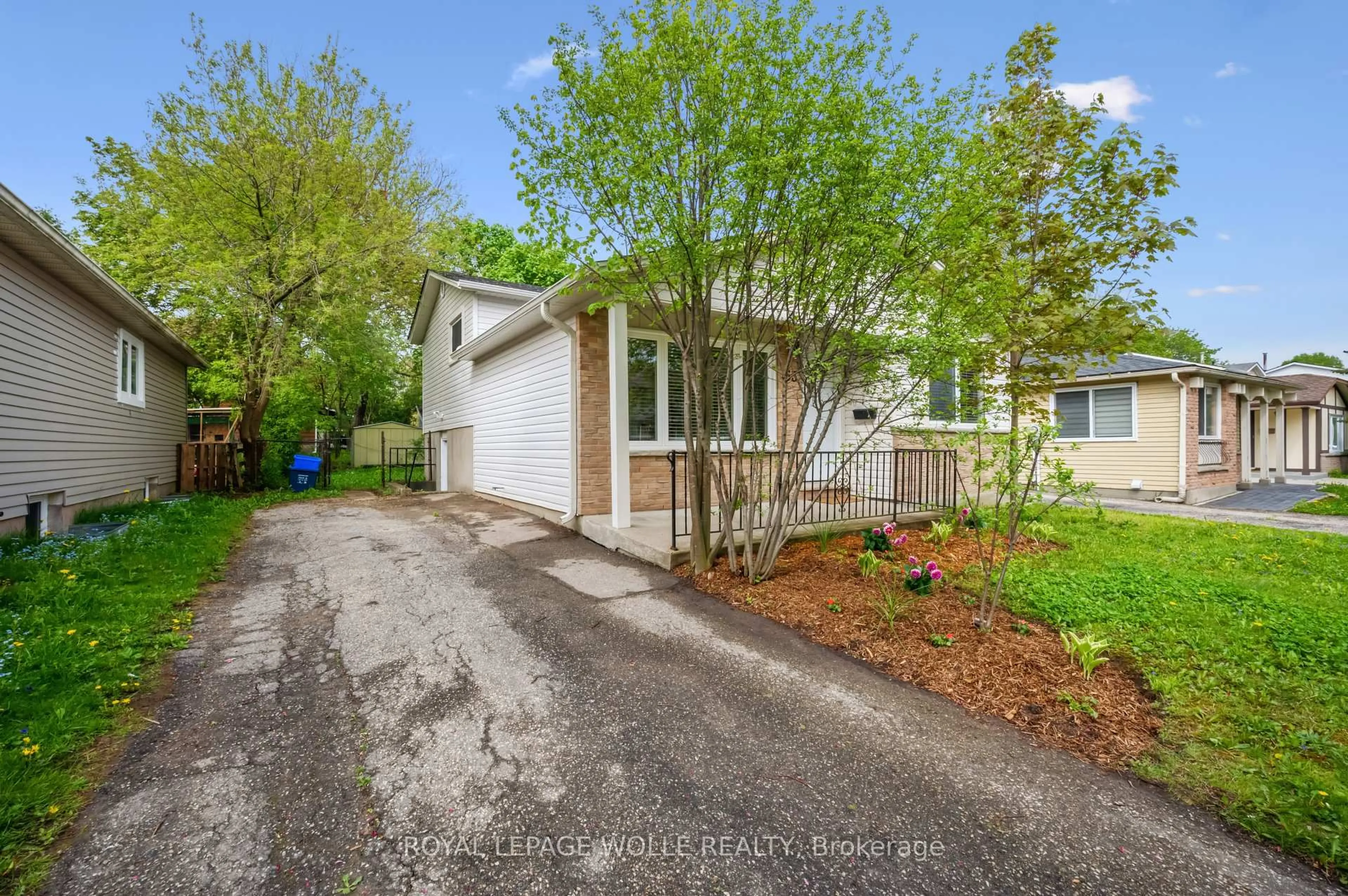 A pic from outside/outdoor area/front of a property/back of a property/a pic from drone, street for 53 Karen Walk, Waterloo Ontario N2L 5X1