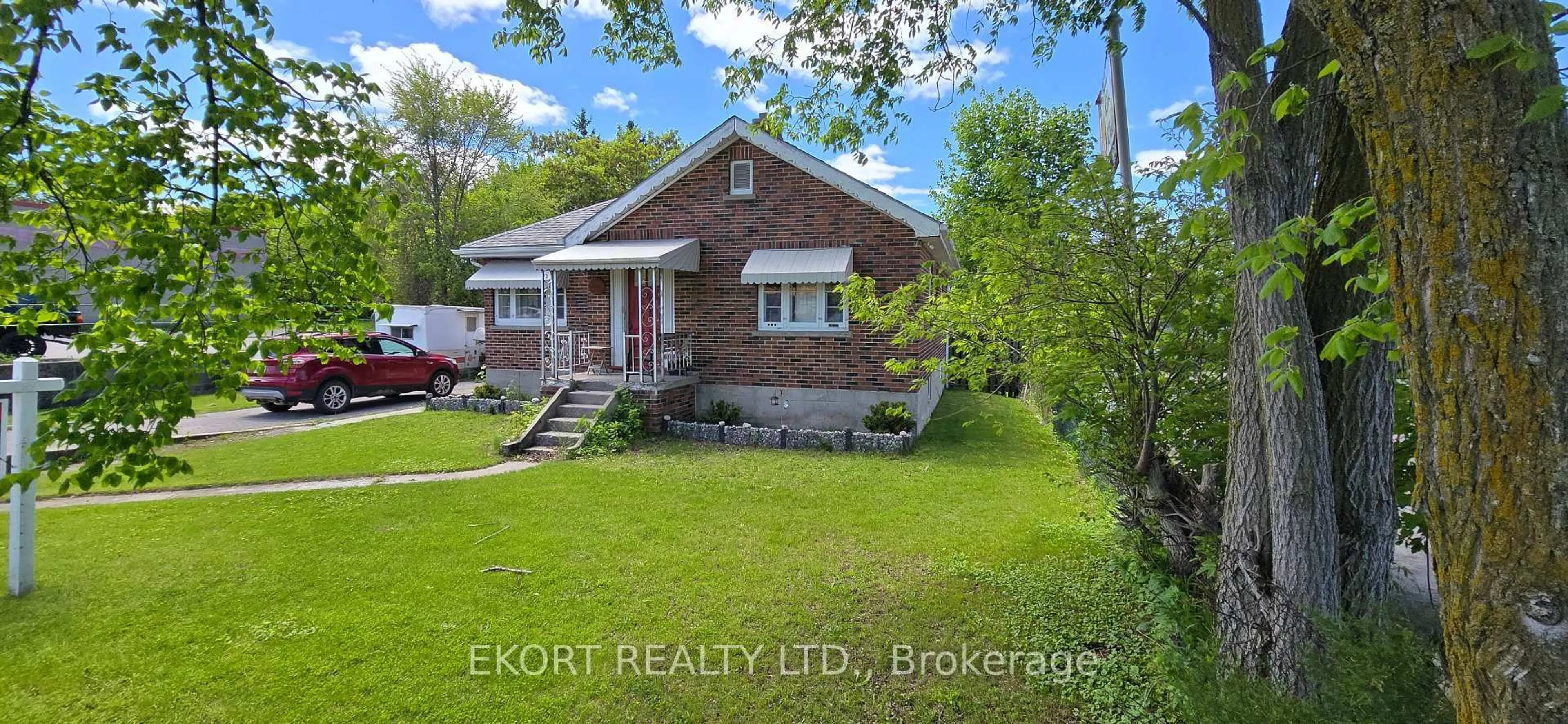 A pic from outside/outdoor area/front of a property/back of a property/a pic from drone, street for 236 NORTH FRONT St, Belleville Ontario K8P 3C2