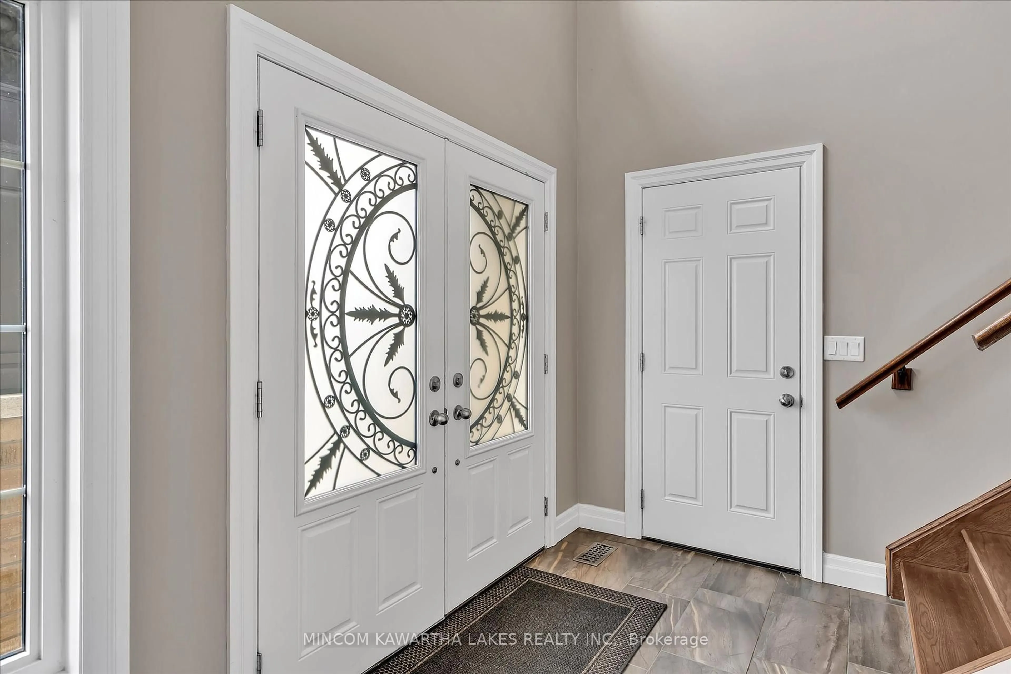 Indoor entryway for 661 Goodwin Terr, Peterborough West Ontario K9J 0H7