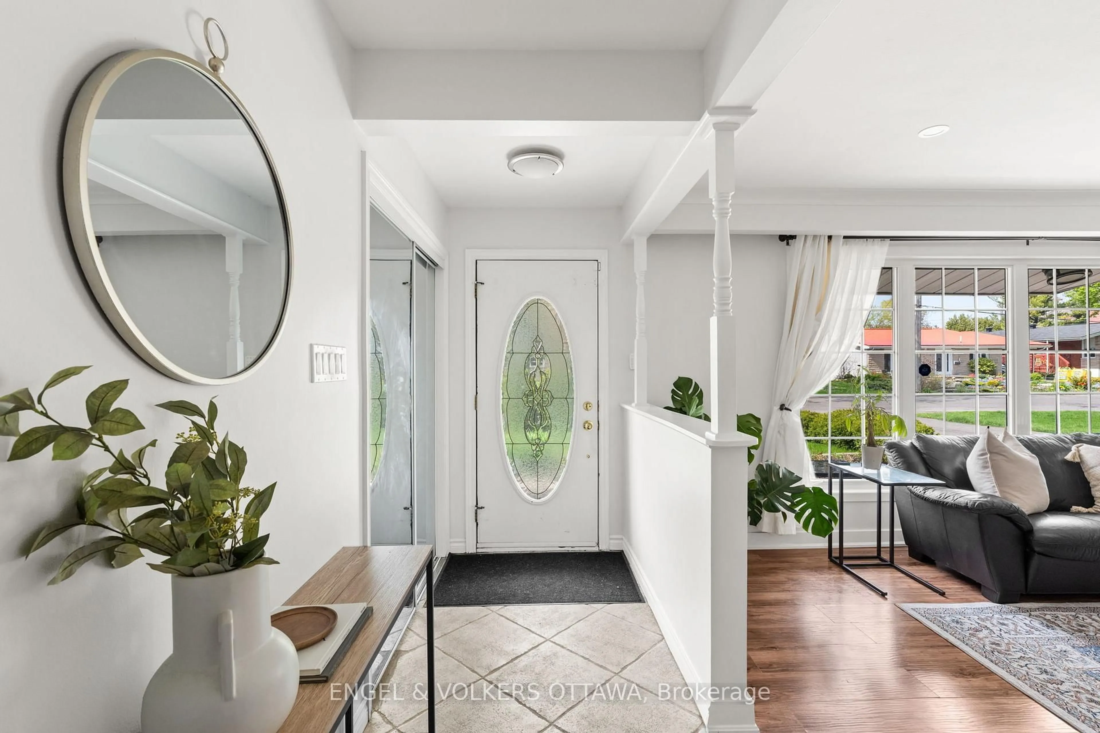 Indoor entryway for 1160 Tawney Rd, Ottawa Ontario K1G 1B6
