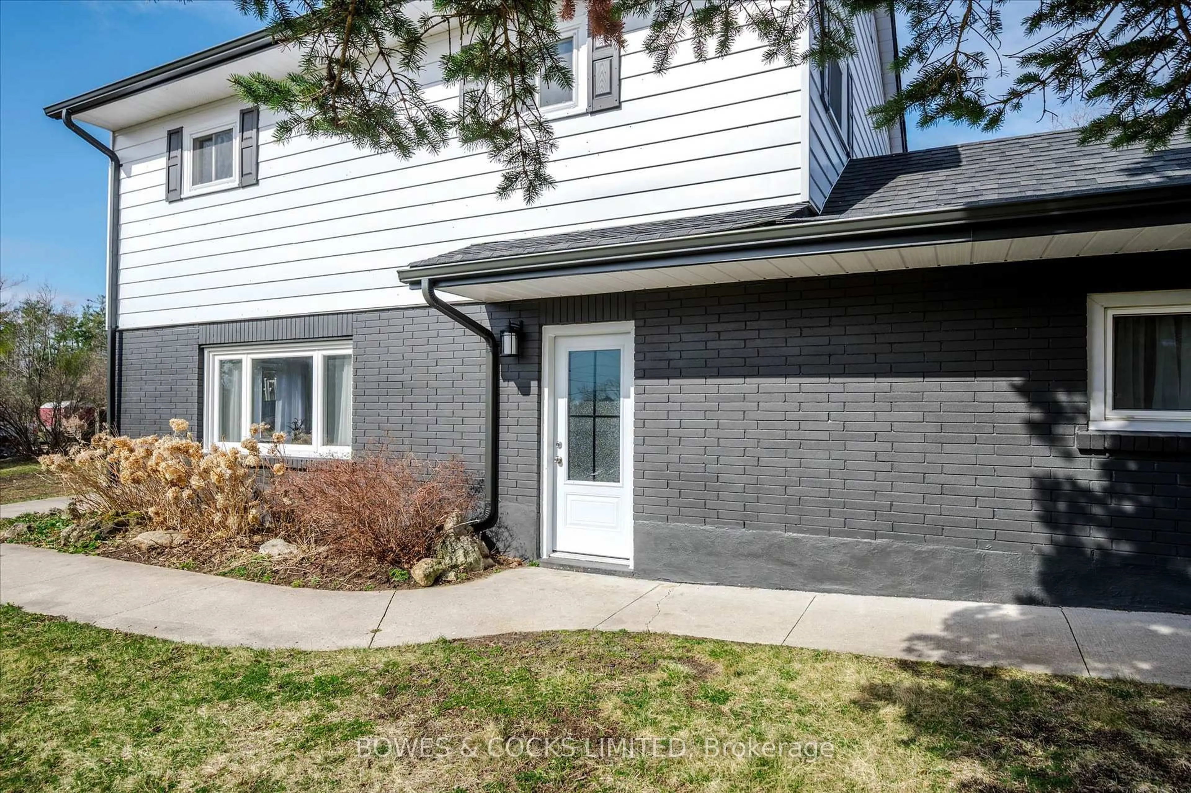 Home with vinyl exterior material, street for 1695 Killoran Rd, Selwyn Ontario K9J 6X5