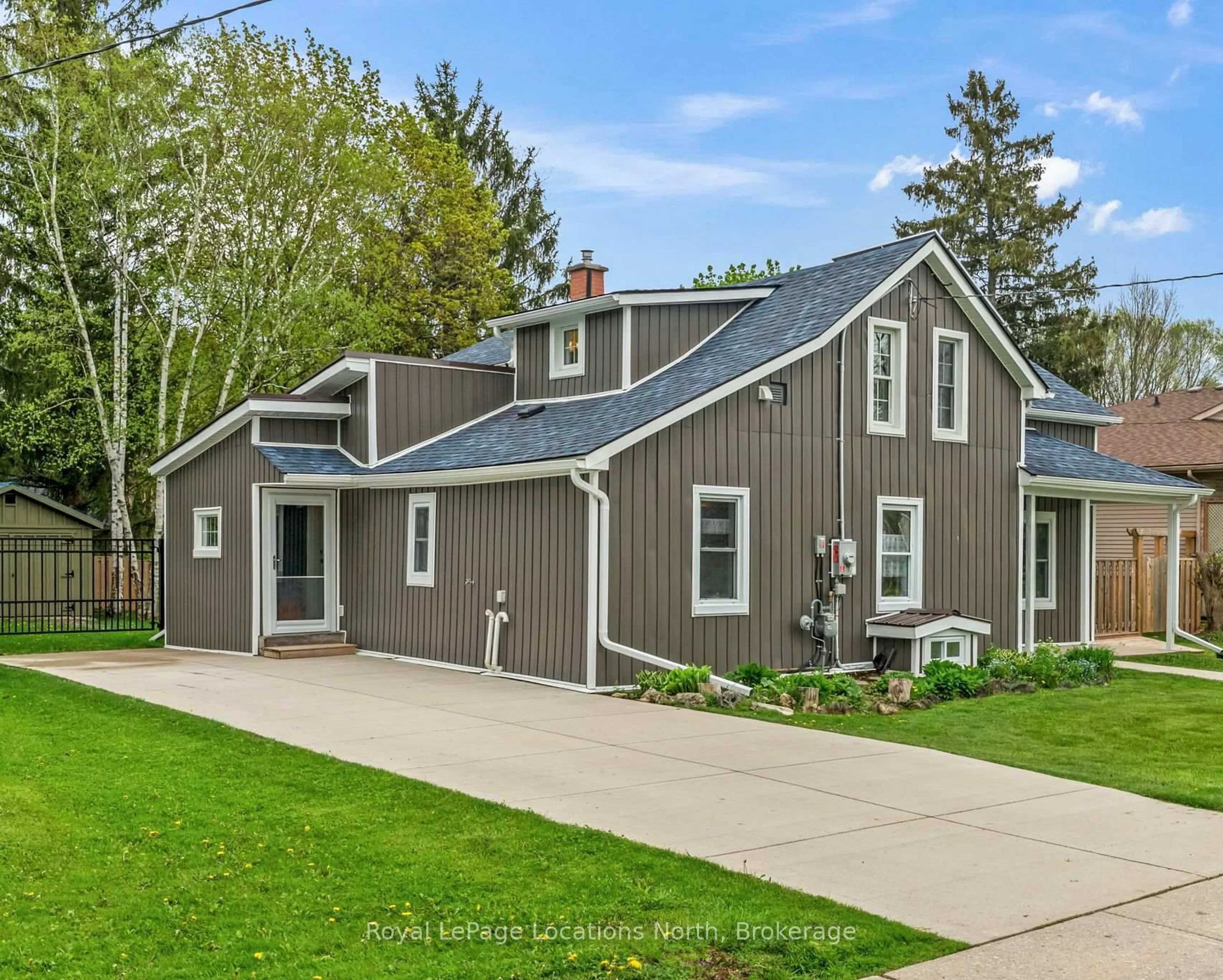 Home with vinyl exterior material, street for 1071 6th Ave, Owen Sound Ontario N4K 5G8