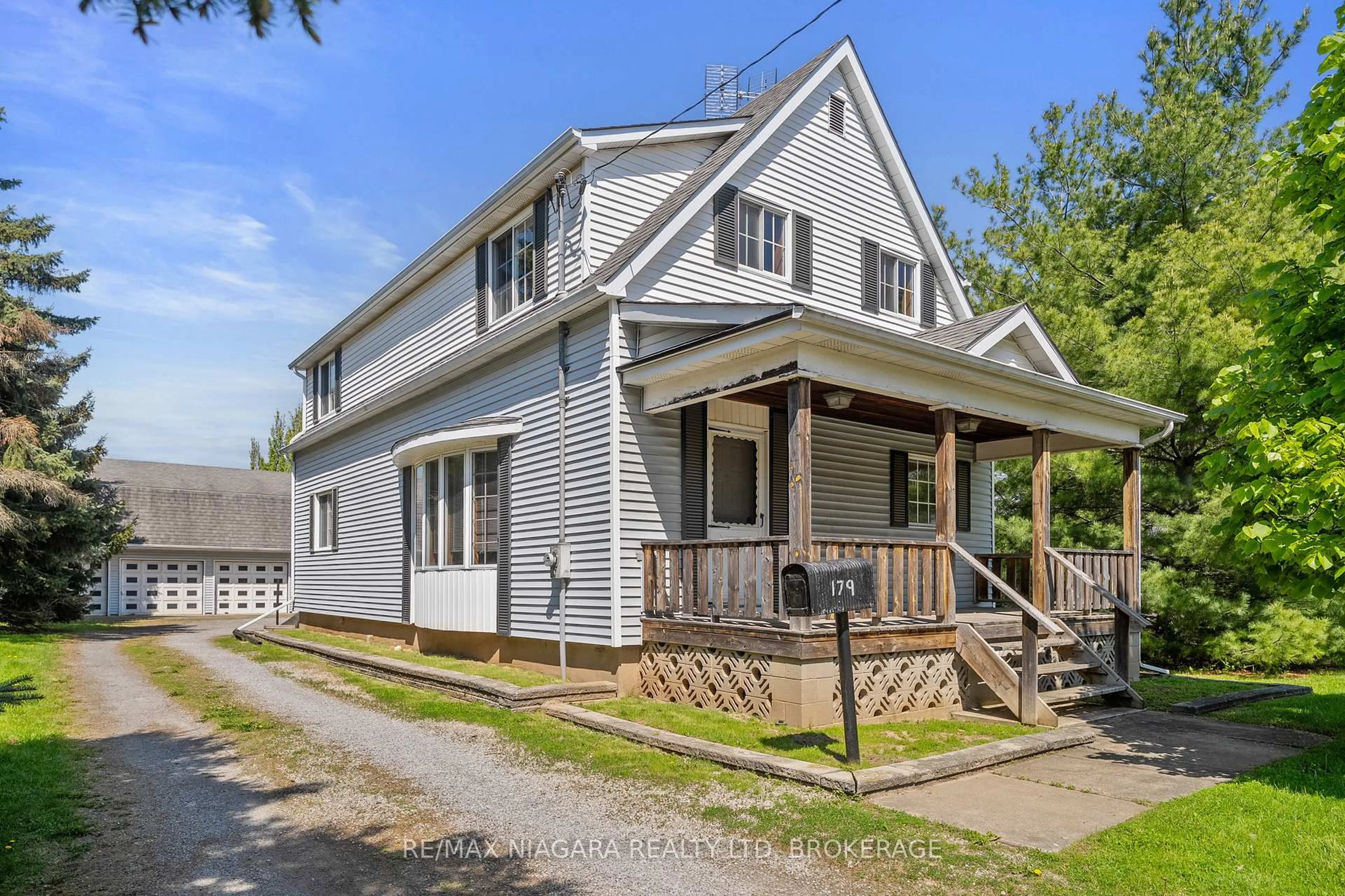 Home with vinyl exterior material, street for 179 First Street Louth St, St. Catharines Ontario L2W 0A2