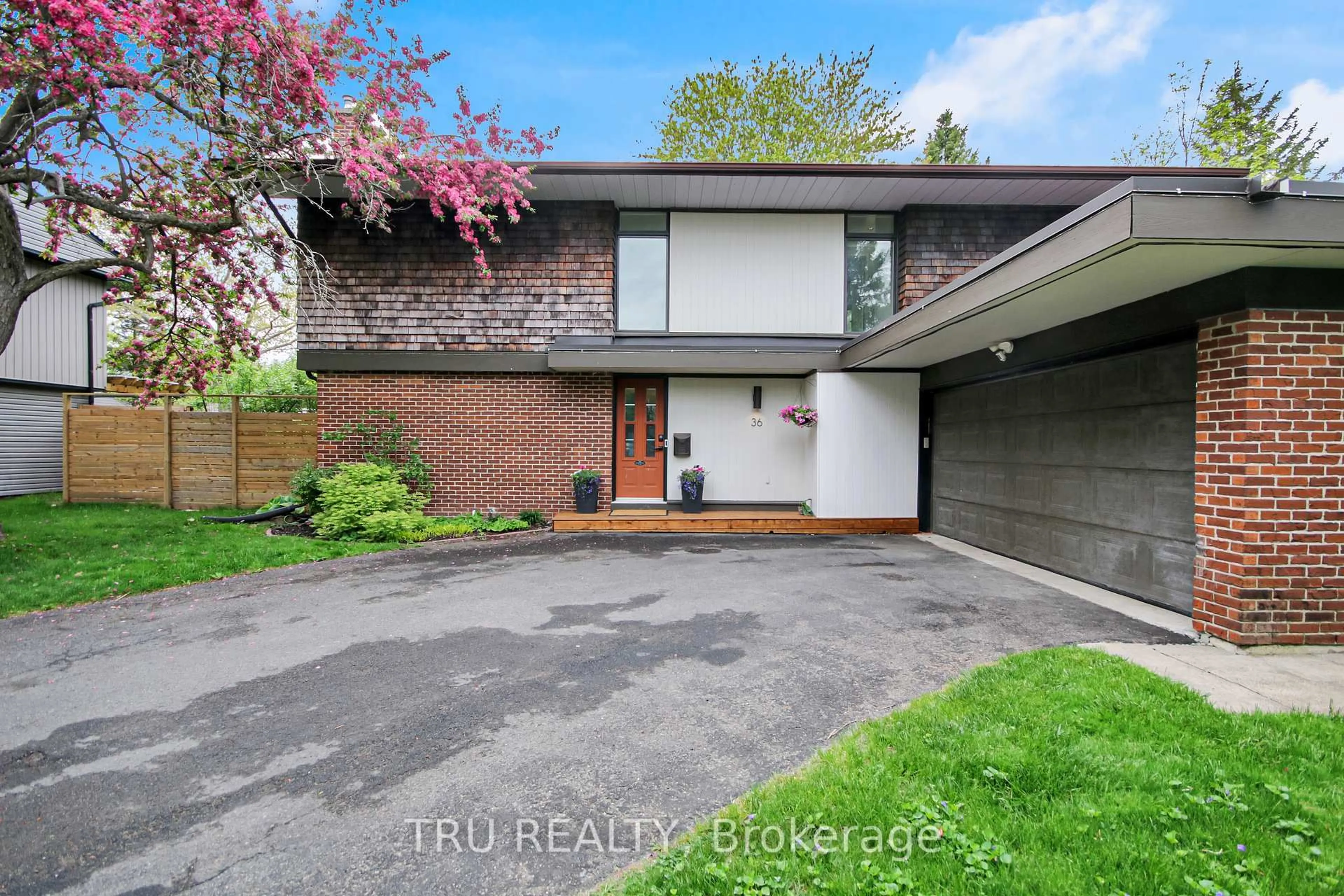 A pic from outside/outdoor area/front of a property/back of a property/a pic from drone, street for 36 Varley Dr, Kanata Ontario K2K 1G2
