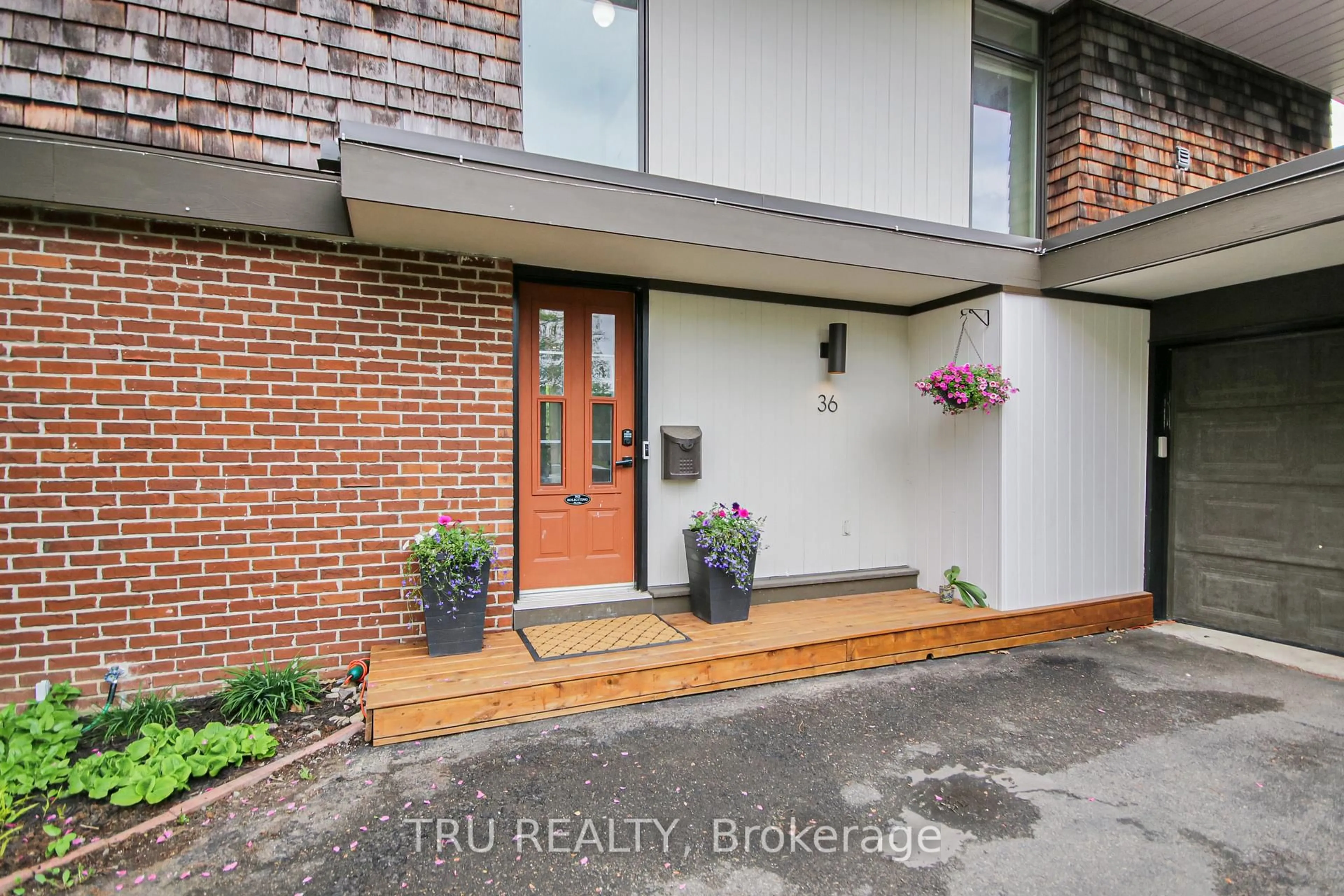 Indoor entryway for 36 Varley Dr, Kanata Ontario K2K 1G2