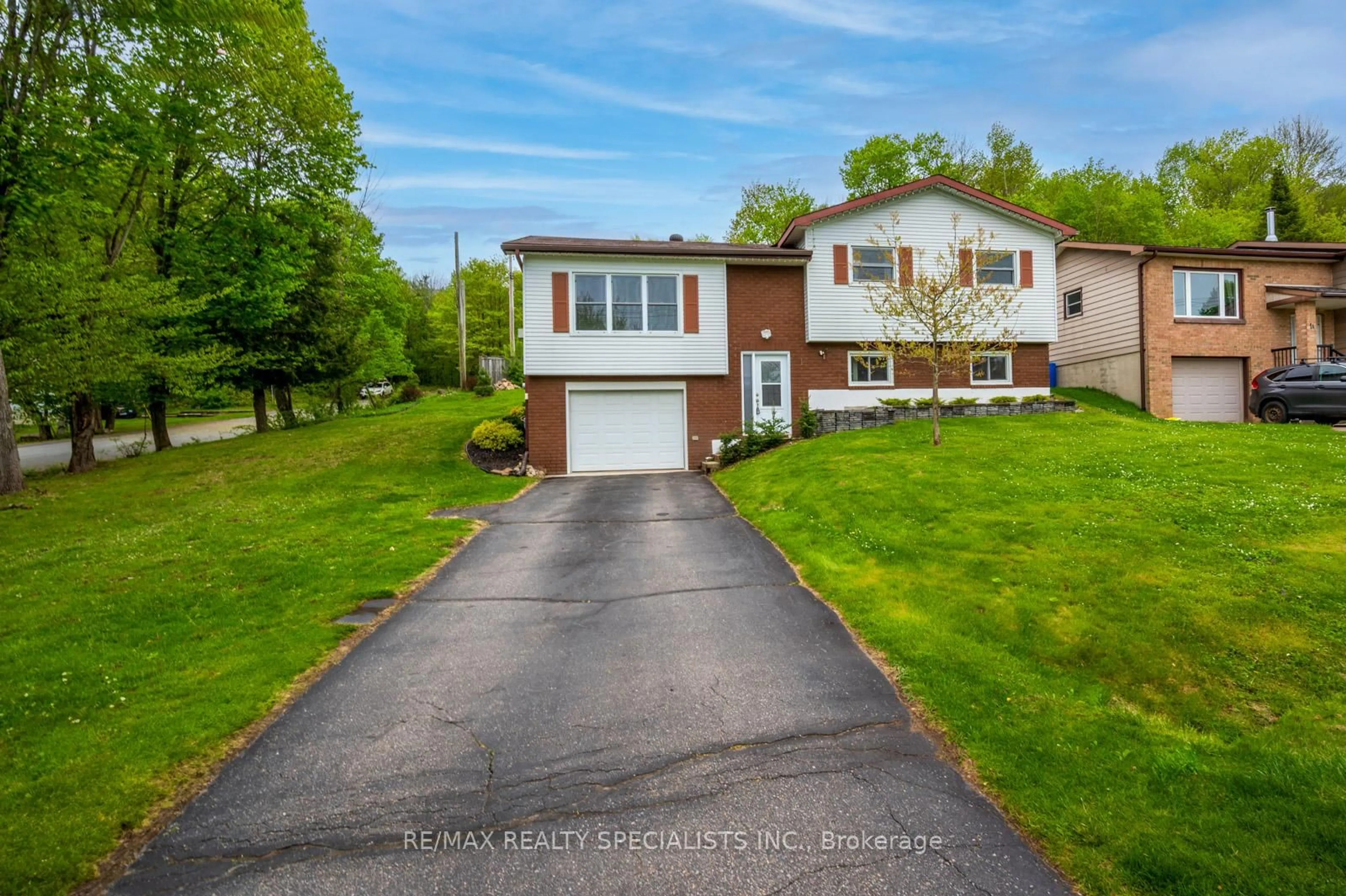 A pic from outside/outdoor area/front of a property/back of a property/a pic from drone, street for 1 SHAW Cres, Huntsville Ontario P1H 1V8