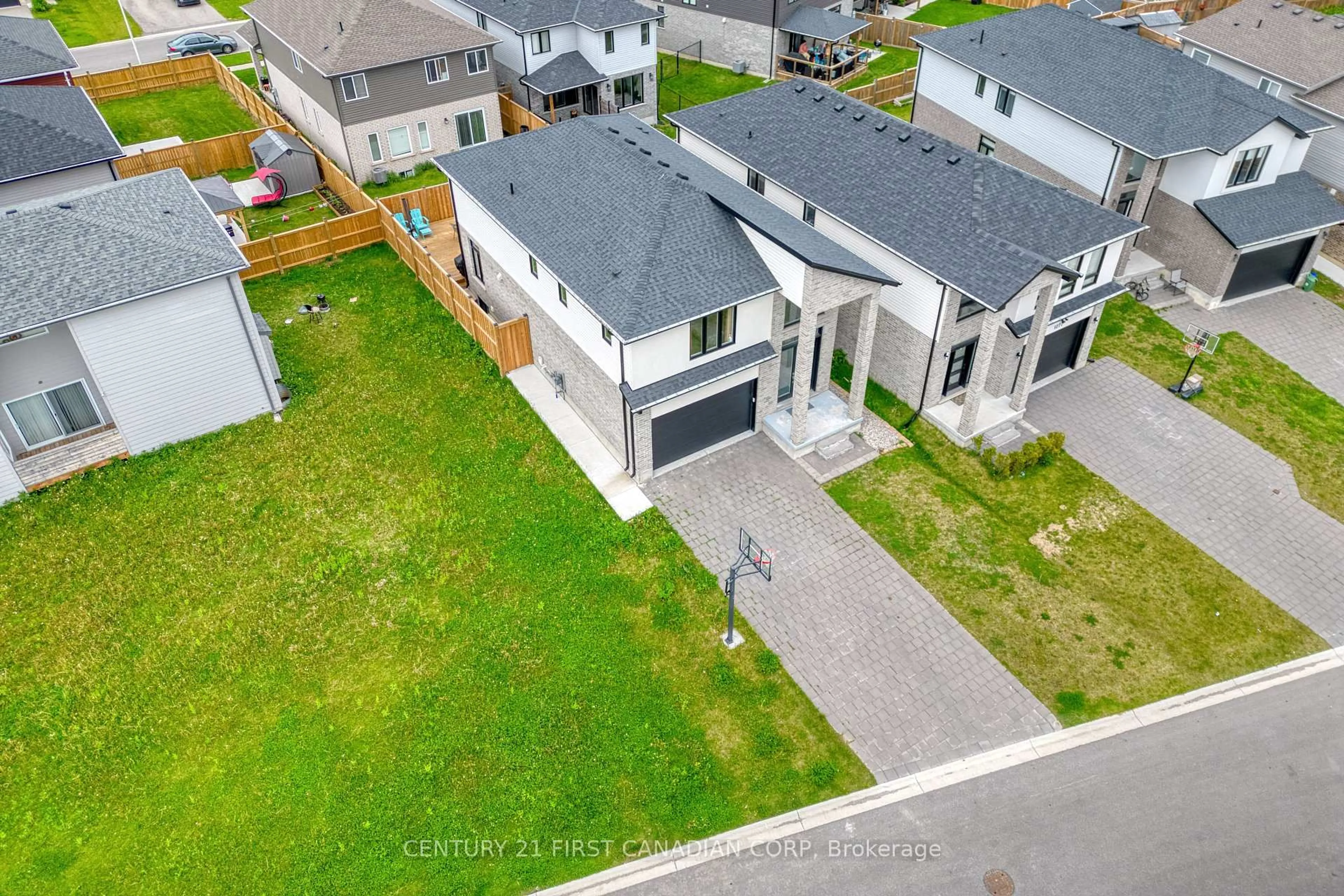 A pic from outside/outdoor area/front of a property/back of a property/a pic from drone, street for 1285 Sandbar St, London North Ontario N6G 0Y3
