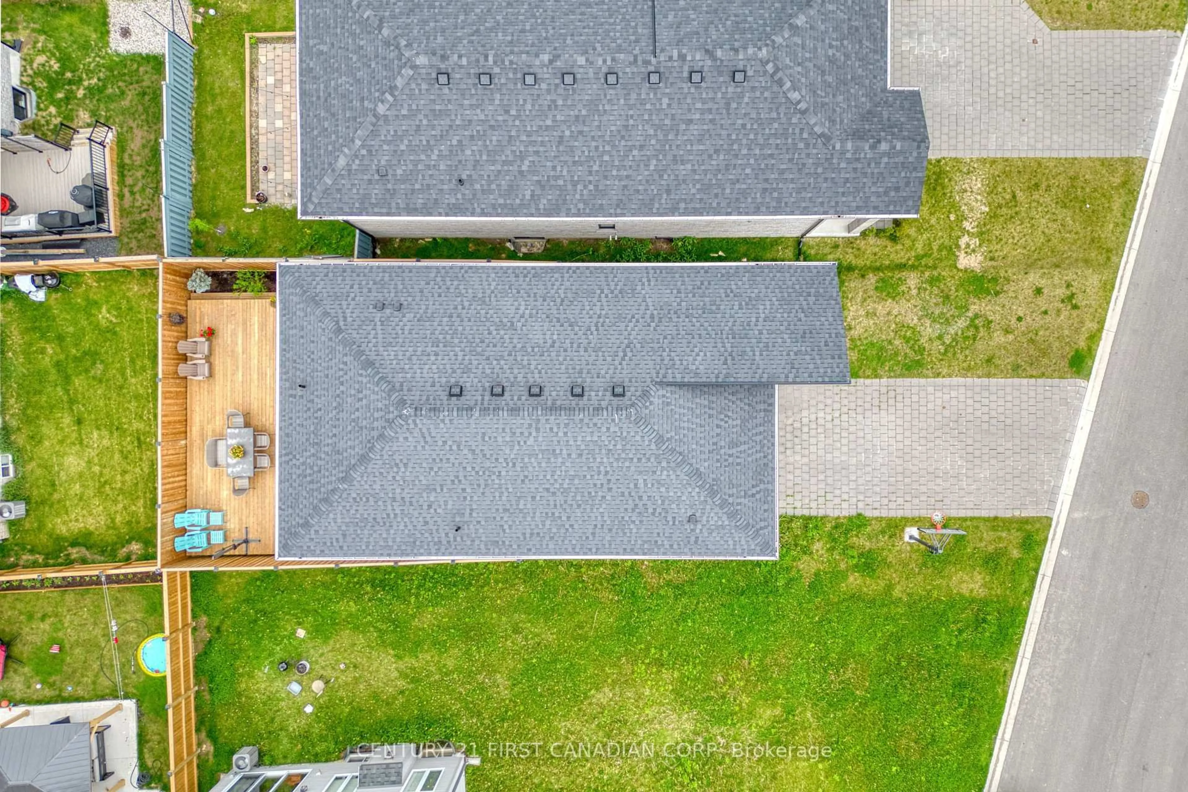 A pic from outside/outdoor area/front of a property/back of a property/a pic from drone, unknown for 1285 Sandbar St, London North Ontario N6G 0Y3