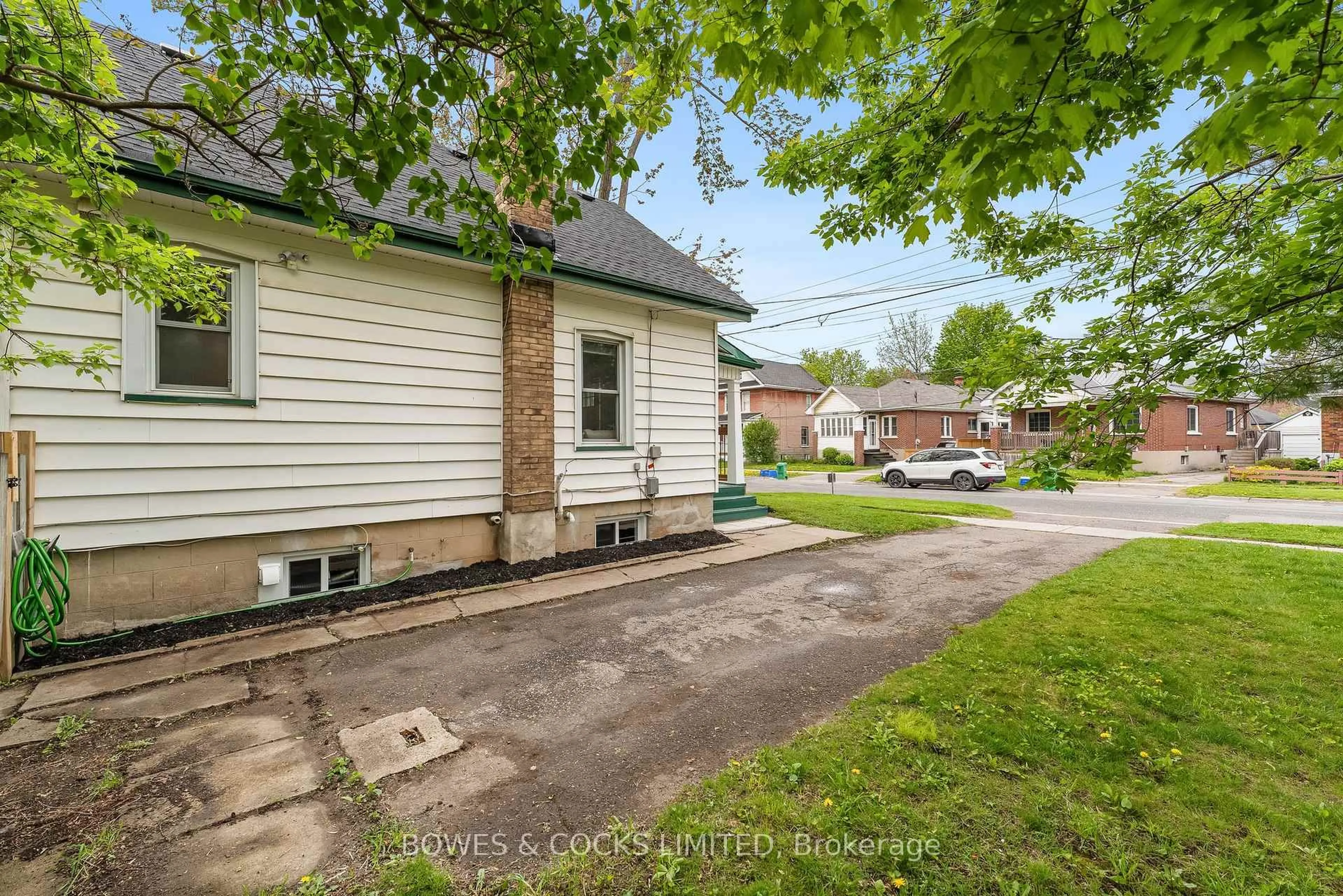 A pic from outside/outdoor area/front of a property/back of a property/a pic from drone, street for 283 Lake St, Peterborough Ontario K9J 2H5