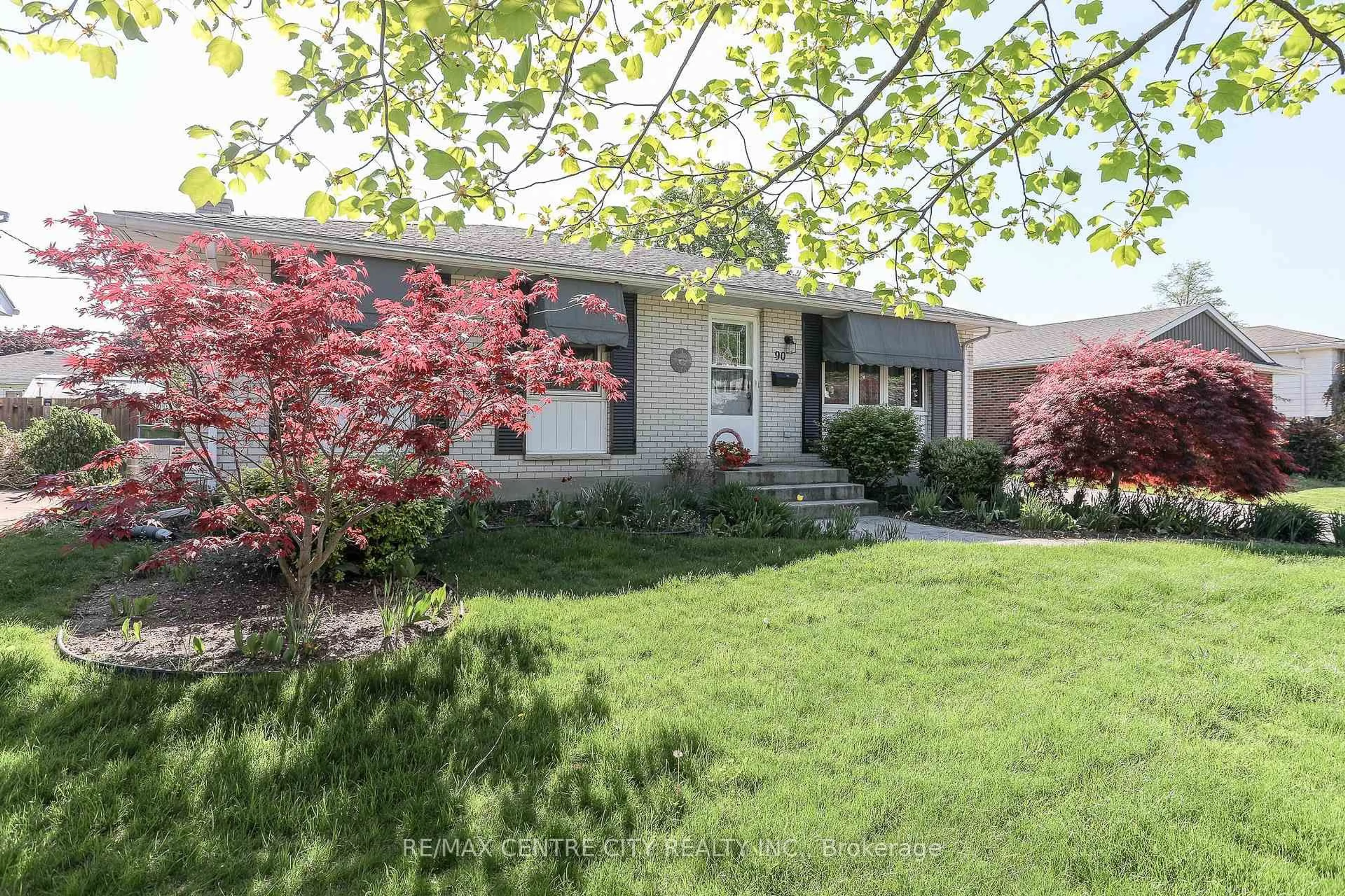 Home with vinyl exterior material, street for 90 LAWRENCE Ave, St. Thomas Ontario N5R 5G3