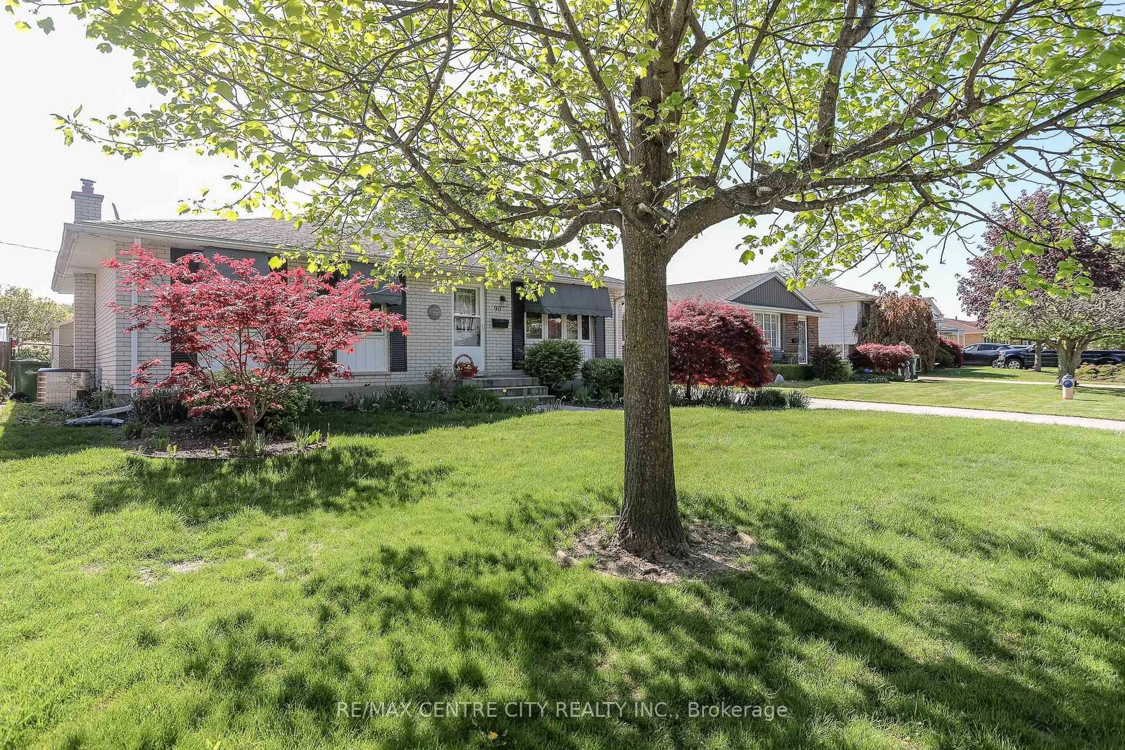 A pic from outside/outdoor area/front of a property/back of a property/a pic from drone, street for 90 LAWRENCE Ave, St. Thomas Ontario N5R 5G3