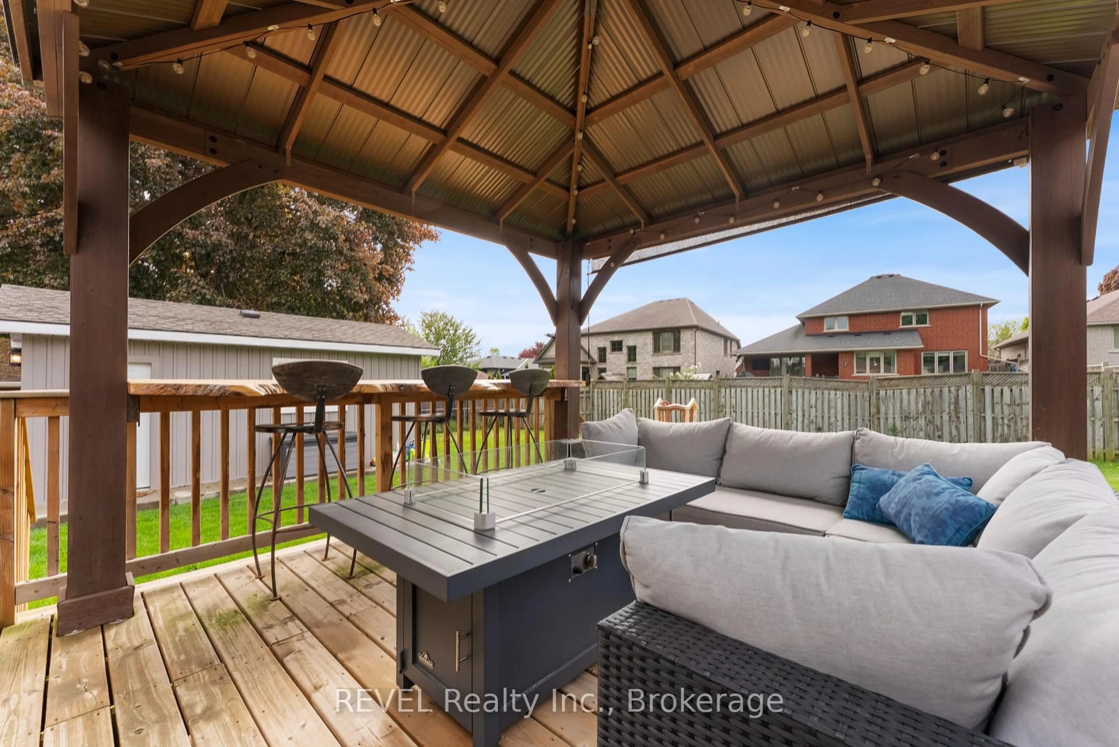 Patio, street for 17 Varadi Ave, Brant Ontario N3R 3M9