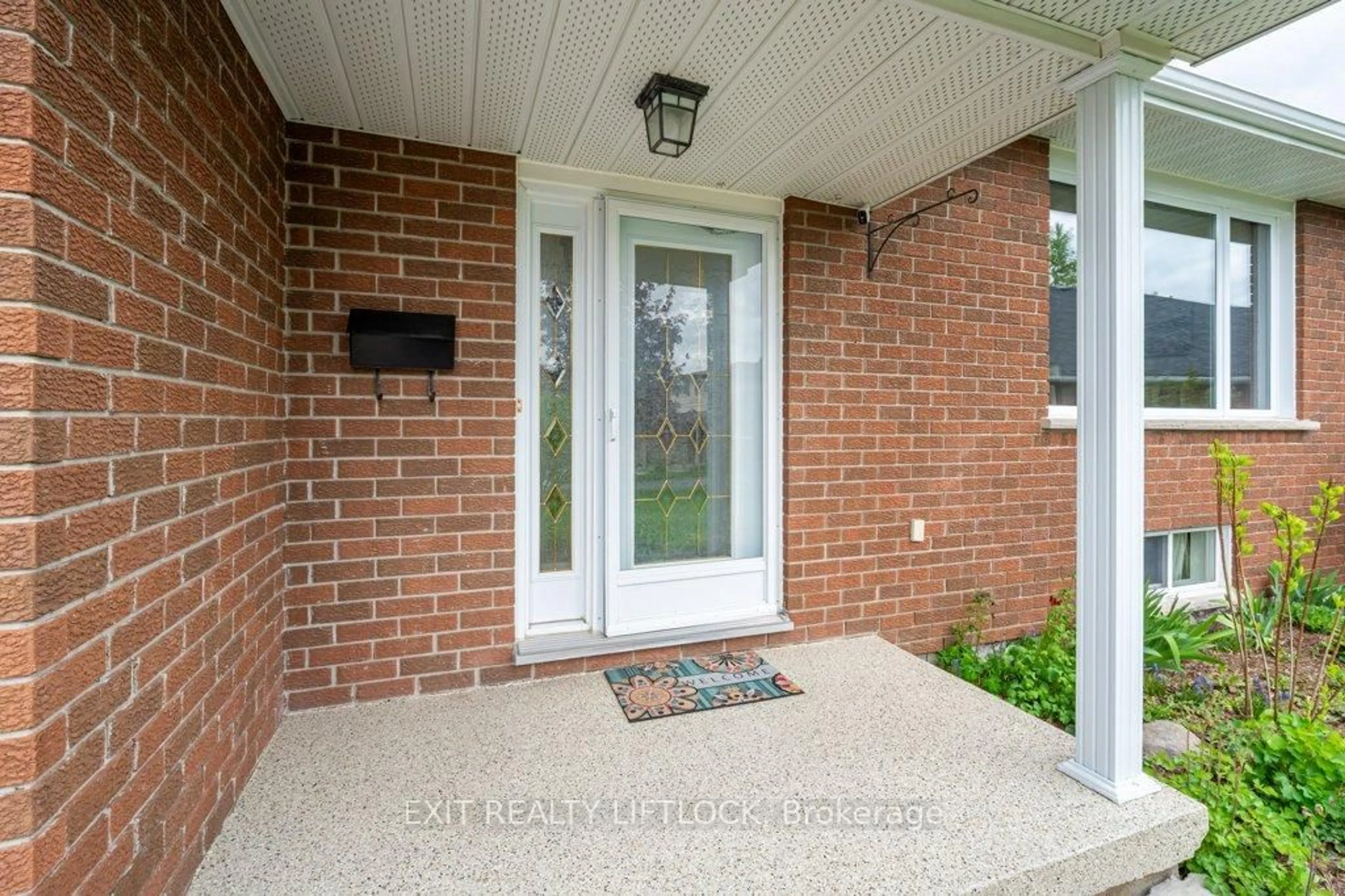 Indoor entryway for 38 Clearview Crt, Peterborough West Ontario K9K 2A3