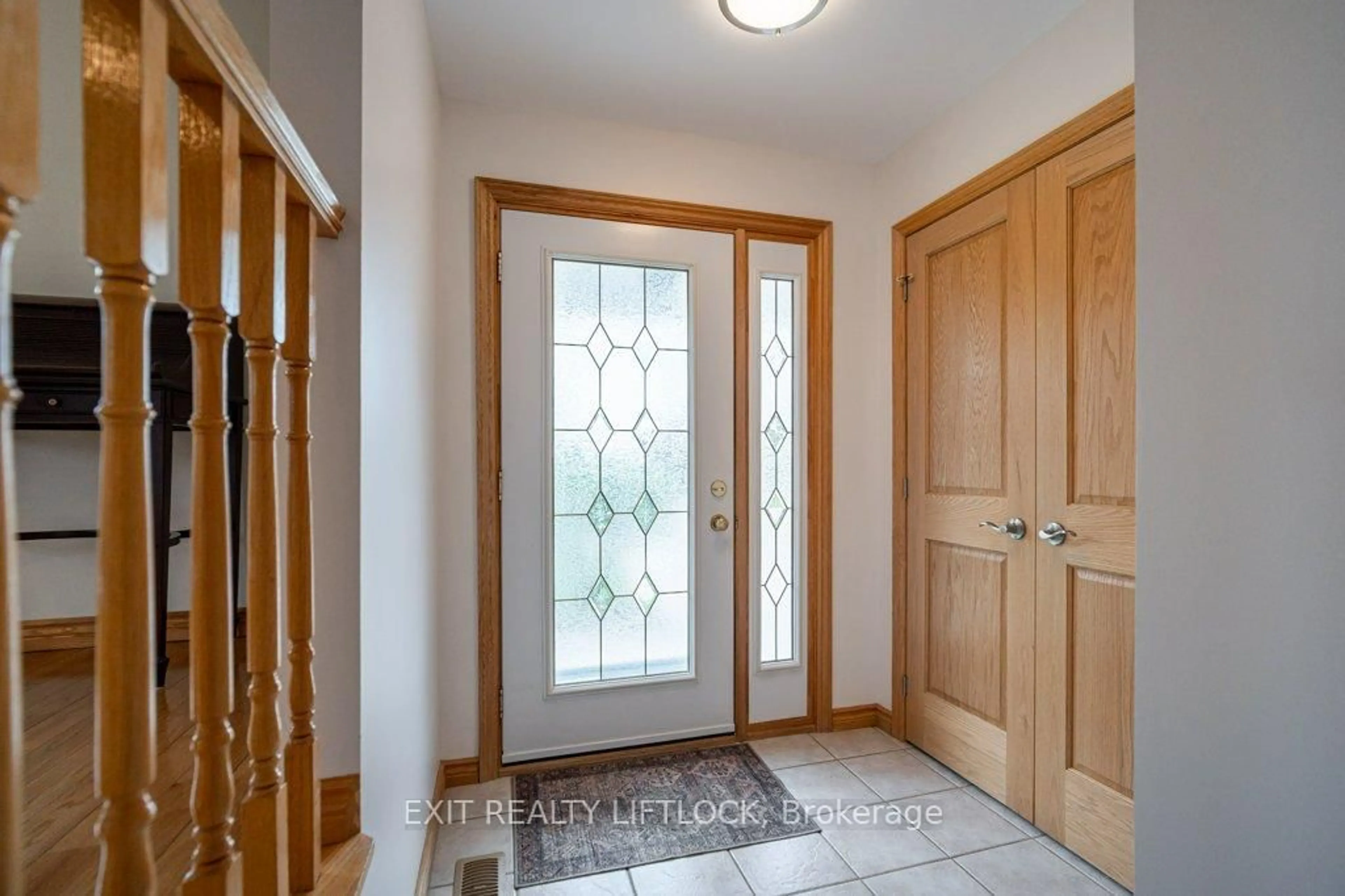 Indoor entryway for 38 Clearview Crt, Peterborough West Ontario K9K 2A3