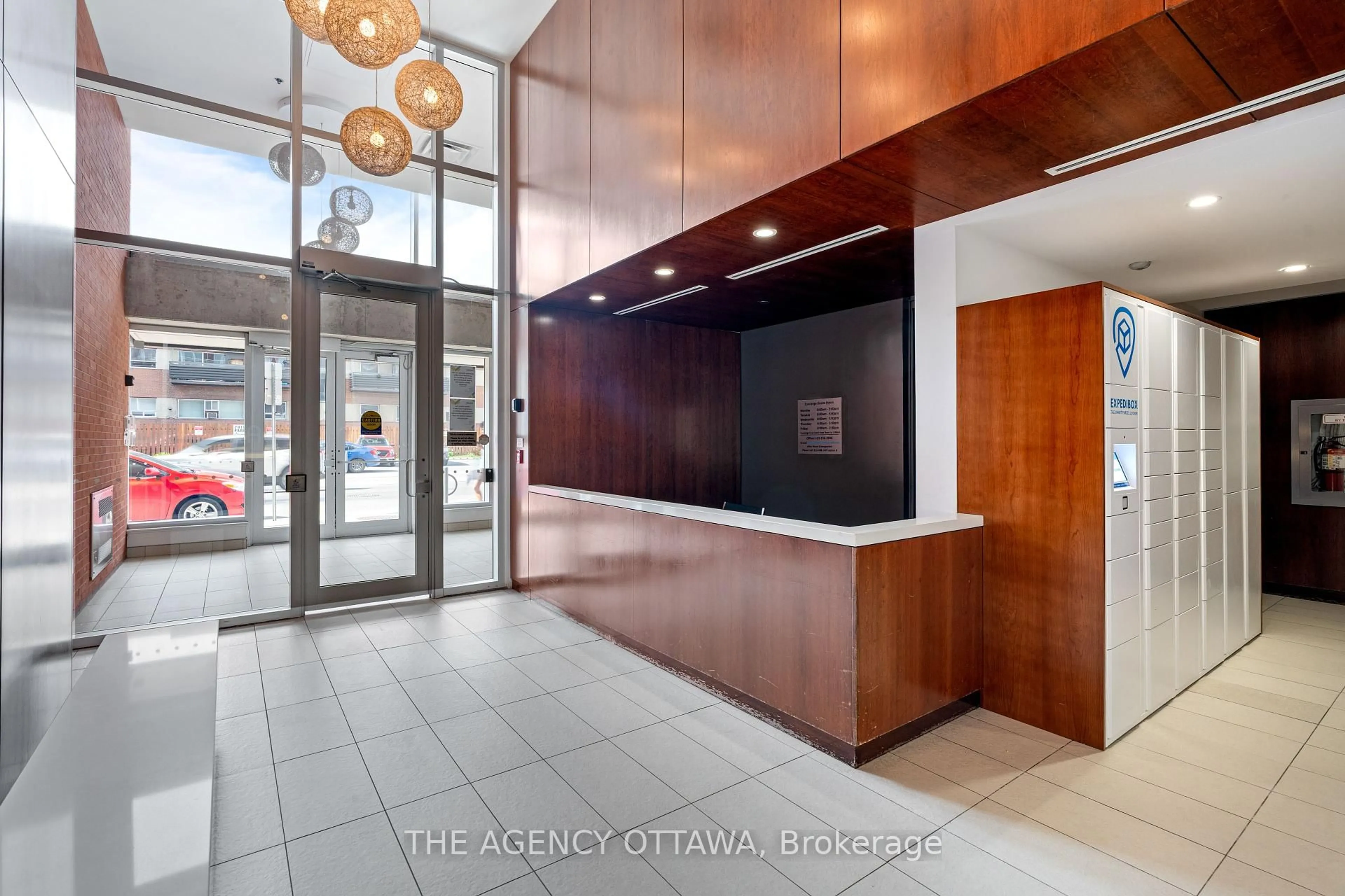 Indoor foyer for 354 GLADSTONE Ave #206, Ottawa Ontario K2P 0R4