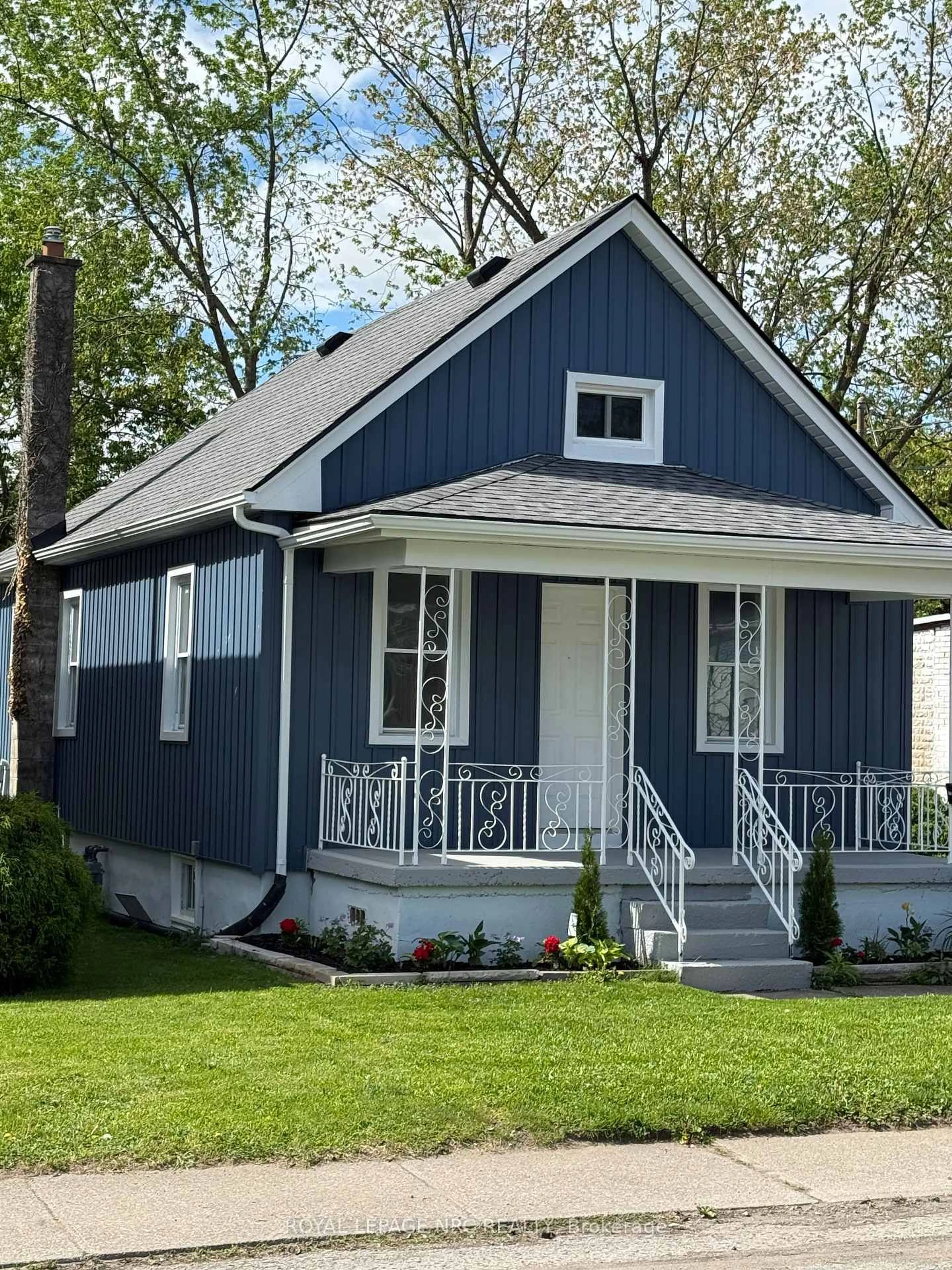 Home with vinyl exterior material, street for 6328 Ker St, Niagara Falls Ontario L2G 1X8