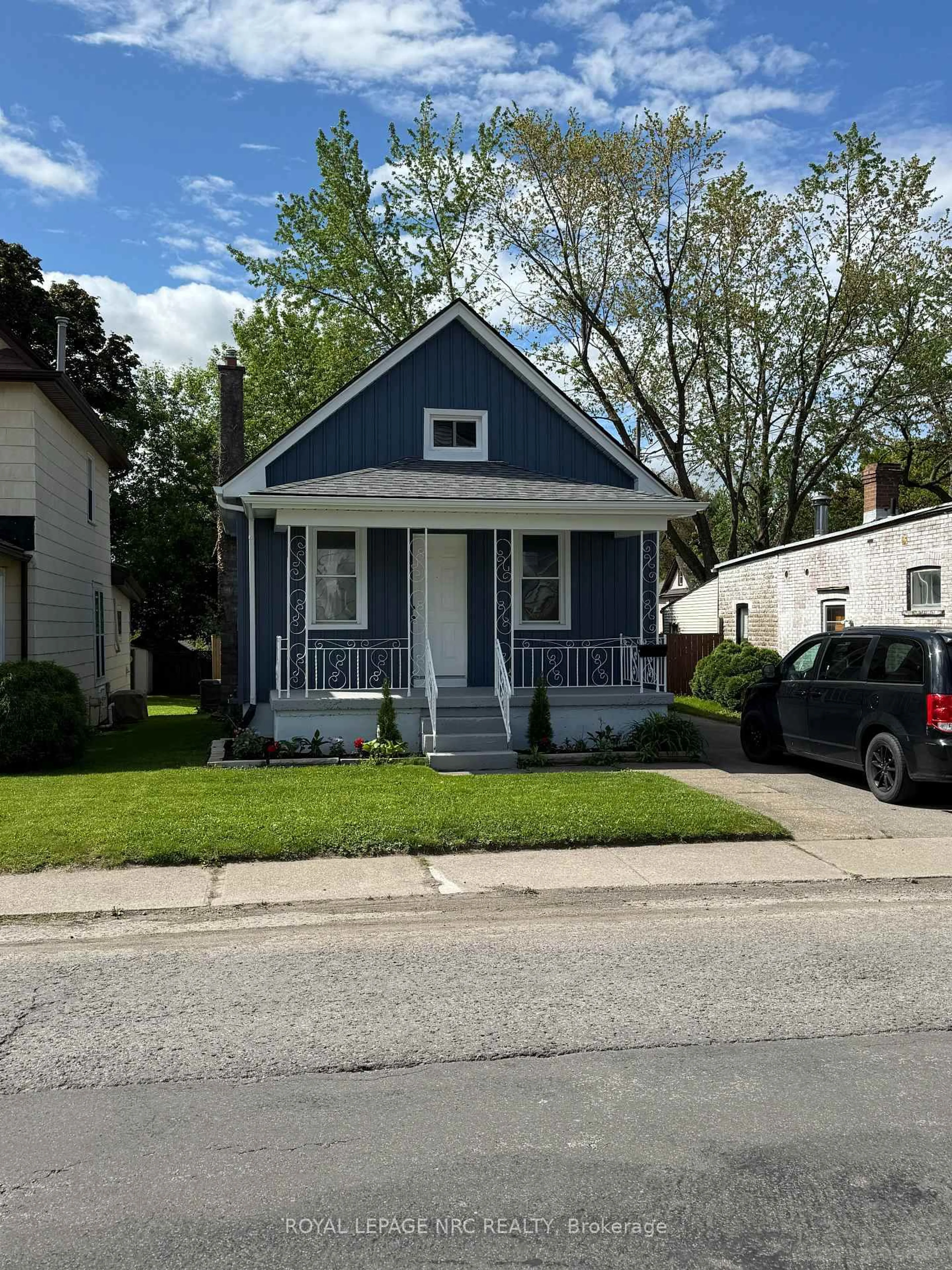 Home with vinyl exterior material, street for 6328 Ker St, Niagara Falls Ontario L2G 1X8