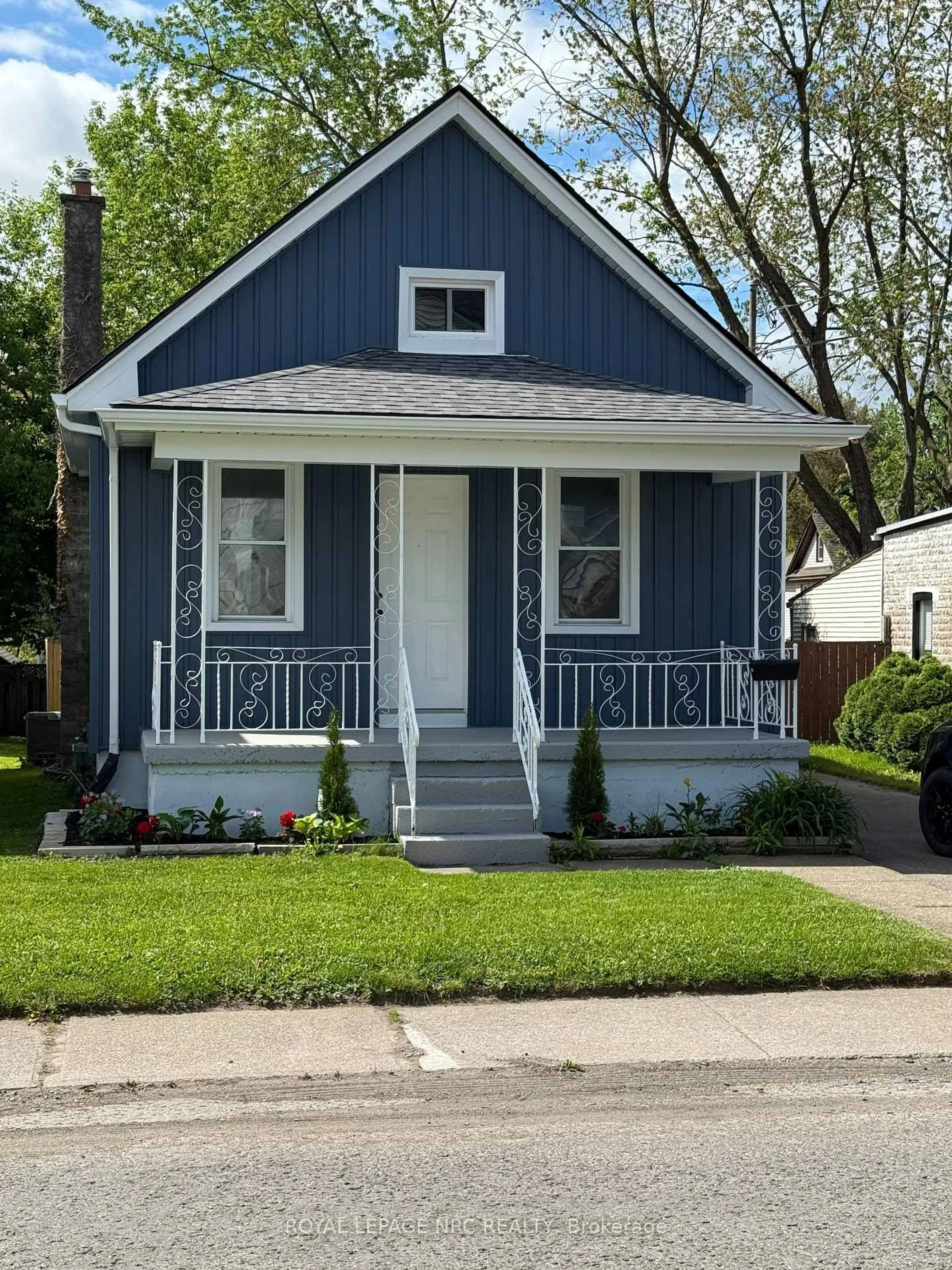 Home with vinyl exterior material, street for 6328 Ker St, Niagara Falls Ontario L2G 1X8