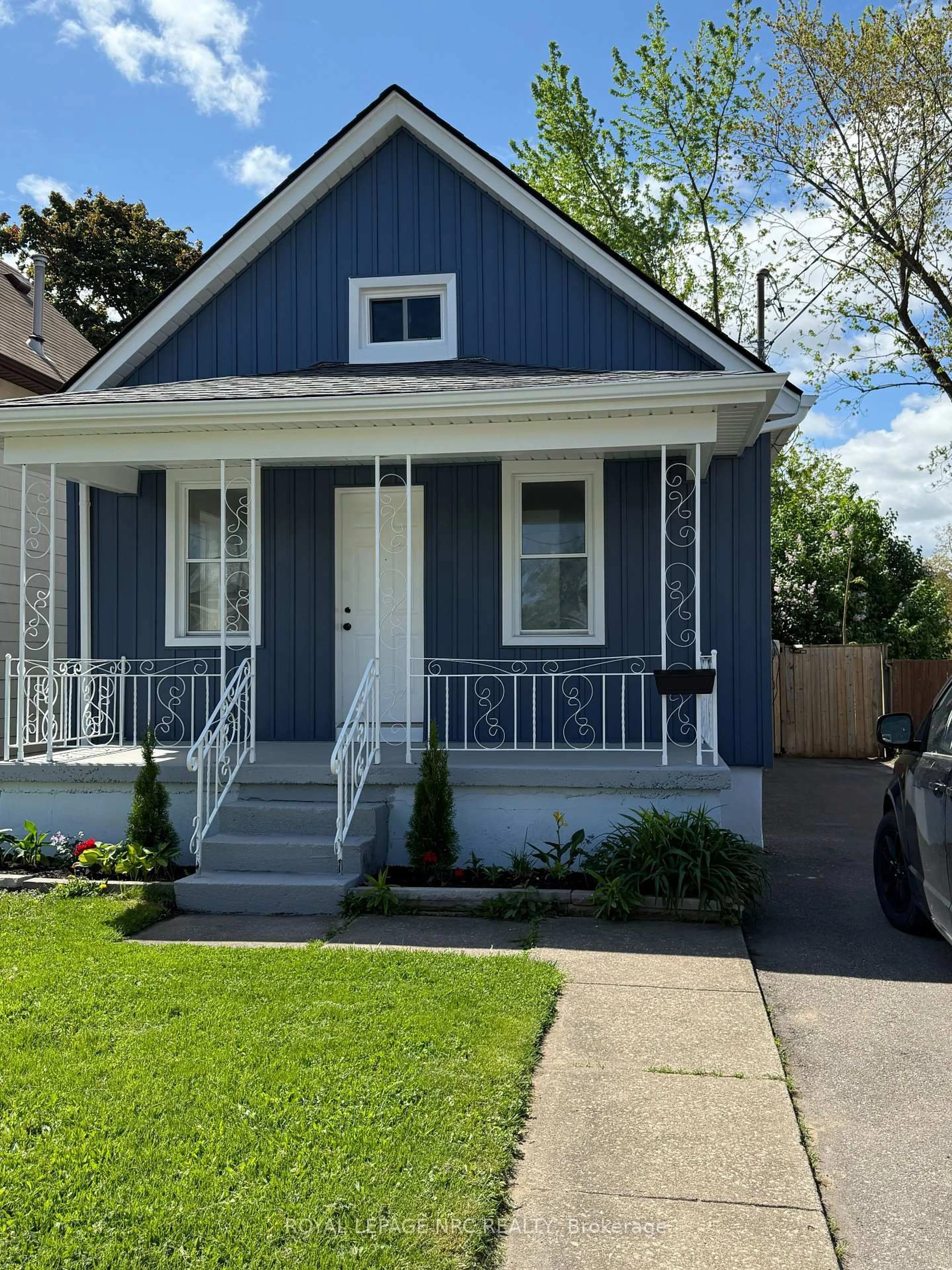Home with vinyl exterior material, street for 6328 Ker St, Niagara Falls Ontario L2G 1X8