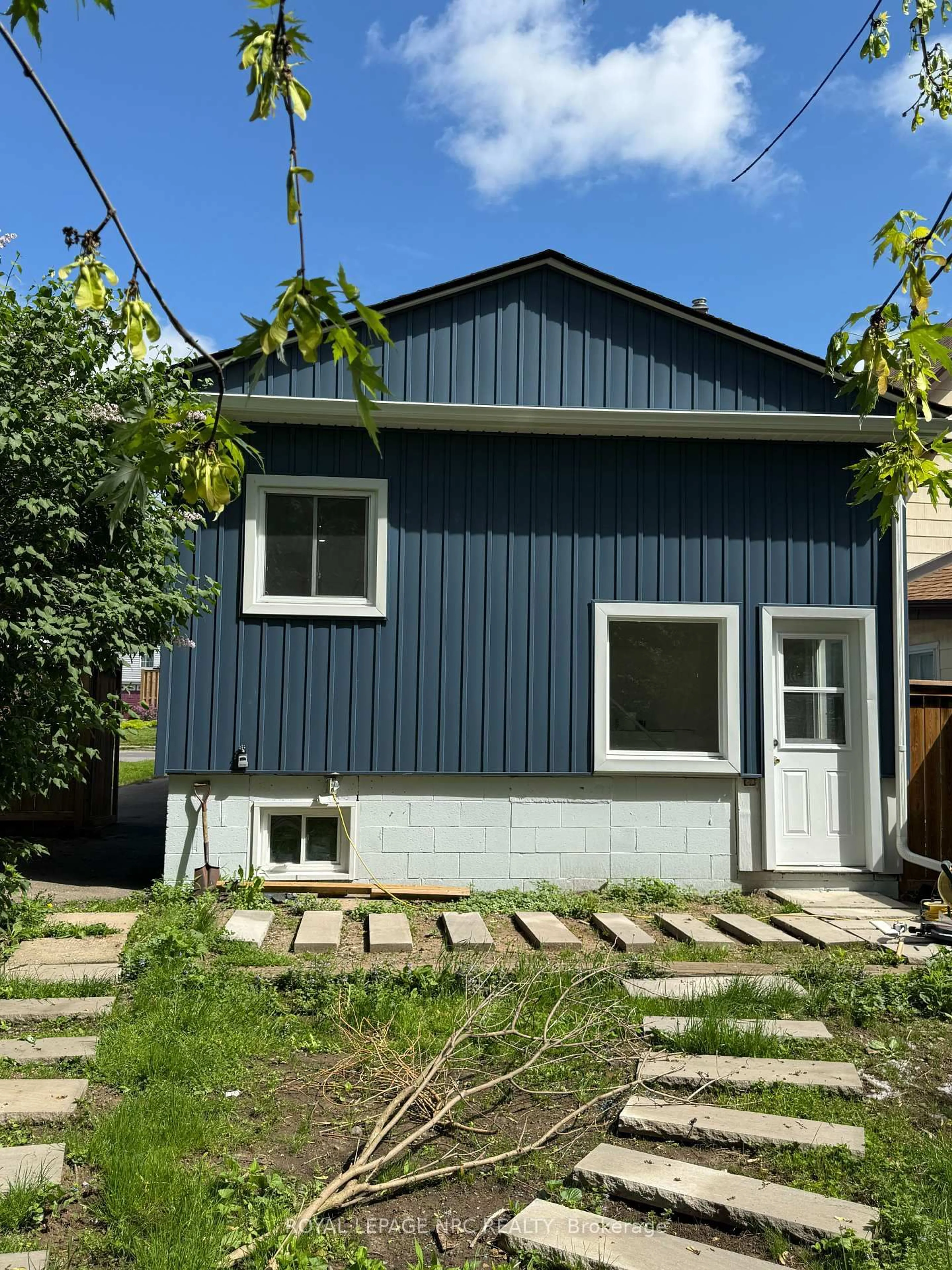 Home with vinyl exterior material, street for 6328 Ker St, Niagara Falls Ontario L2G 1X8