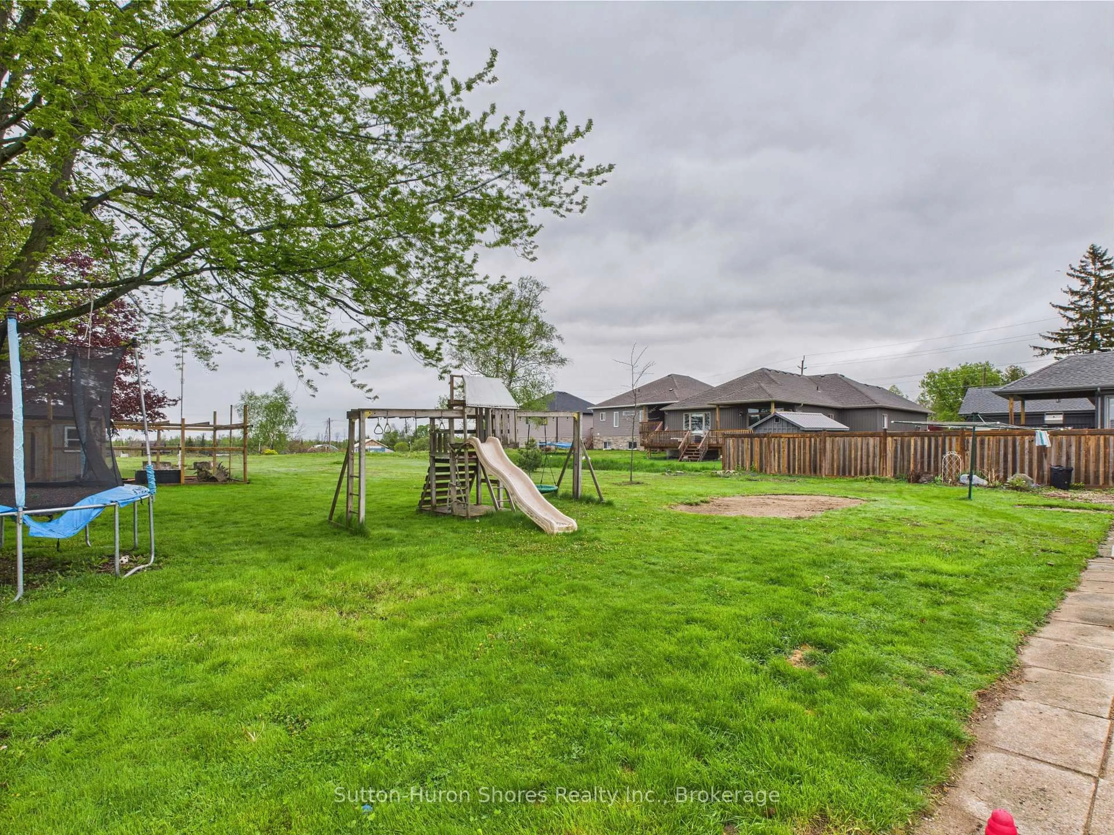 A pic from outside/outdoor area/front of a property/back of a property/a pic from drone, unknown for 180 South Rankin St, Saugeen Shores Ontario N0H 2L0