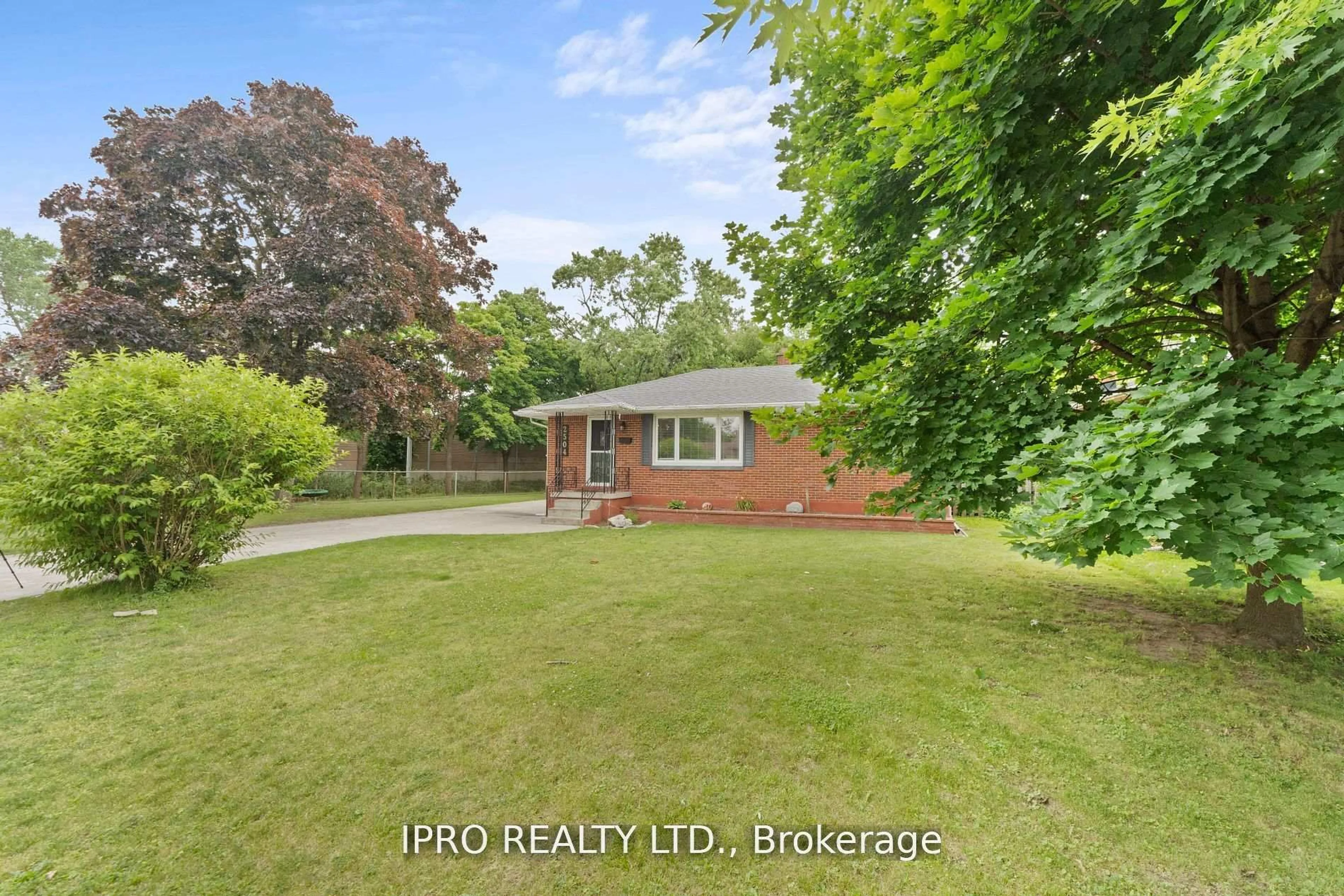 A pic from outside/outdoor area/front of a property/back of a property/a pic from drone, street for 2504 Askin Ave, Windsor Ontario N9E 3H7