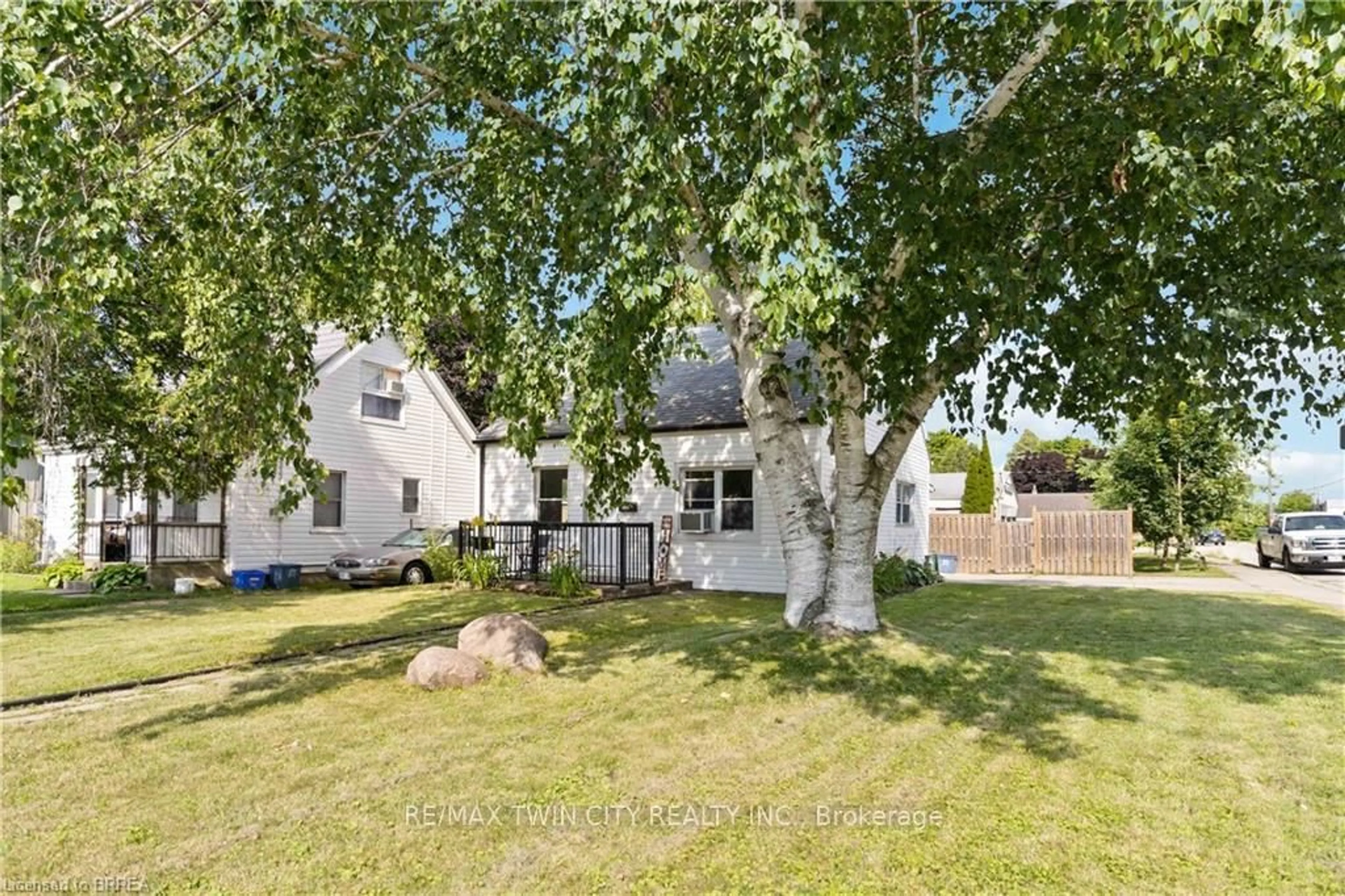 A pic from outside/outdoor area/front of a property/back of a property/a pic from drone, street for 24 John St, Brantford Ontario N3T 4H7