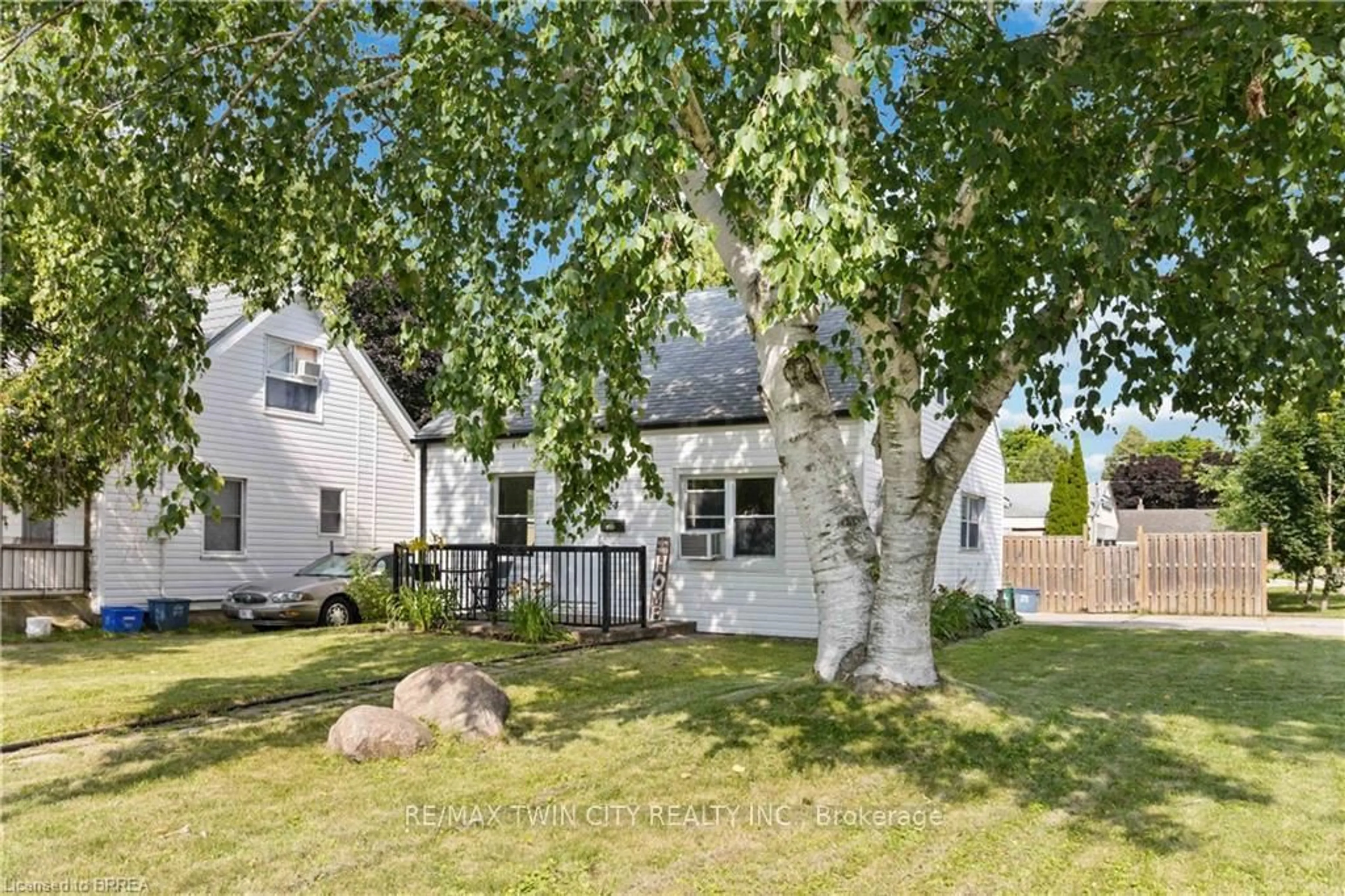 A pic from outside/outdoor area/front of a property/back of a property/a pic from drone, street for 24 John St, Brantford Ontario N3T 4H7