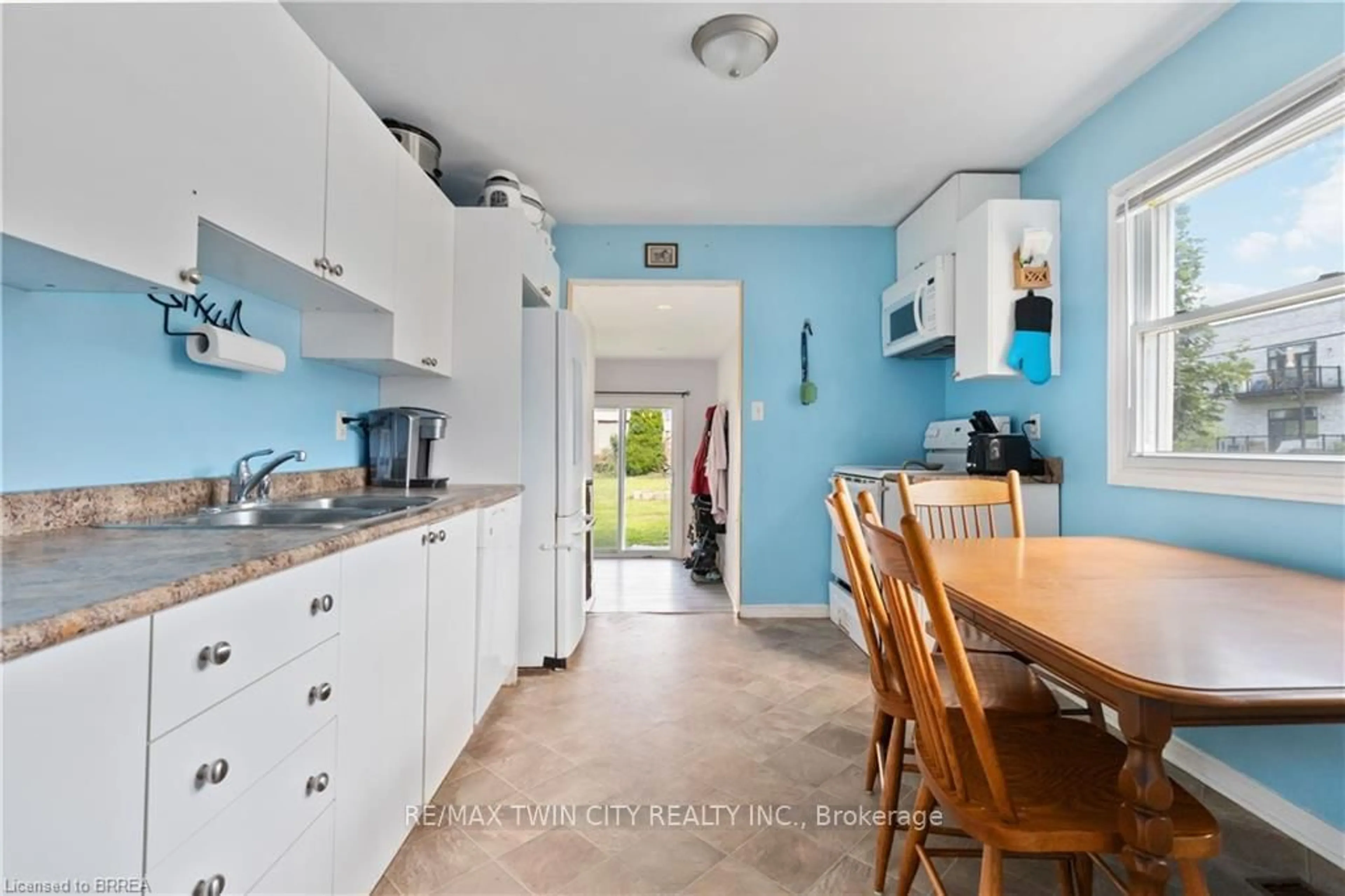 Standard kitchen, ceramic/tile floor for 24 John St, Brantford Ontario N3T 4H7