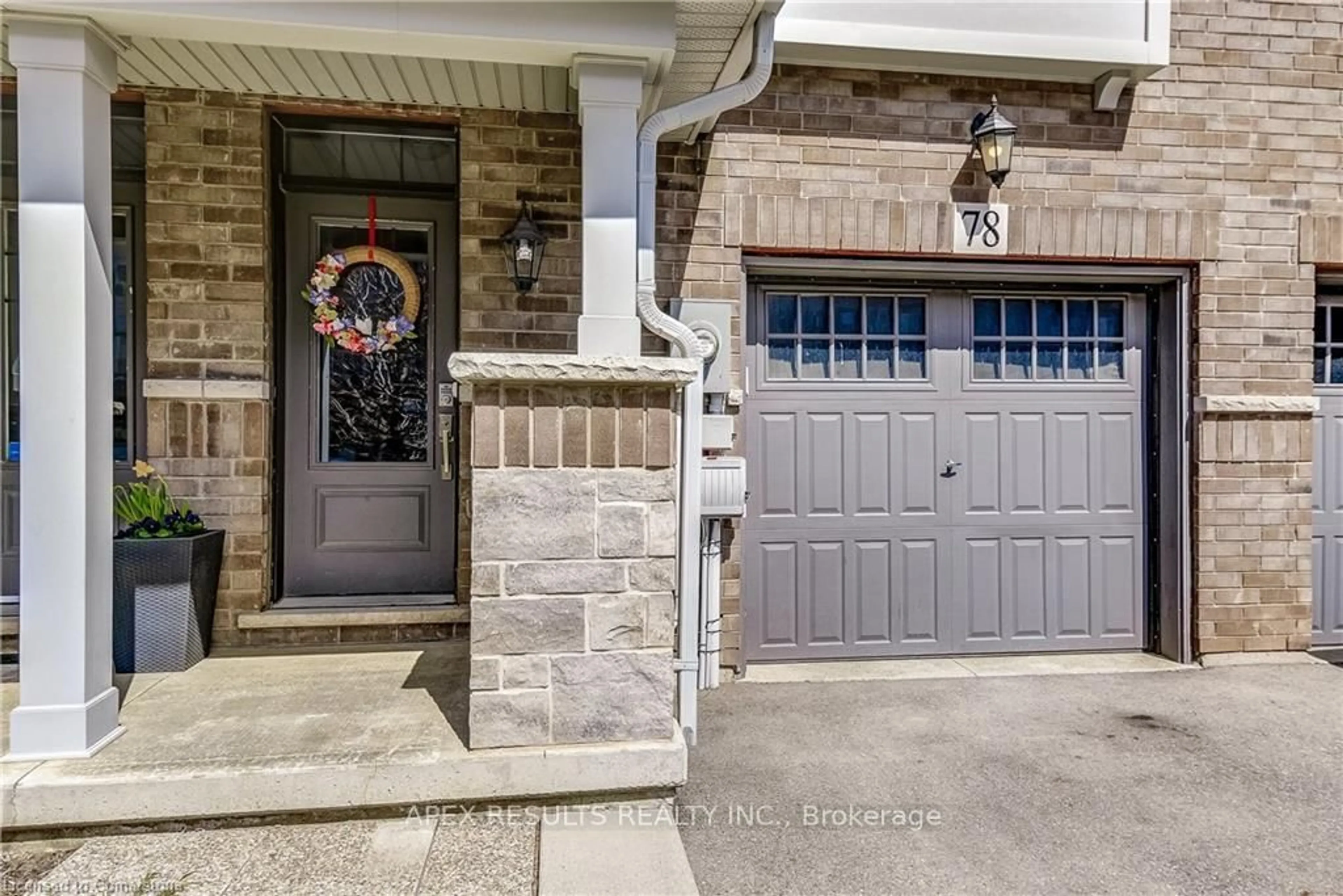 Indoor entryway for 78 Esplanade Lane, Grimsby Ontario L3M 0H2