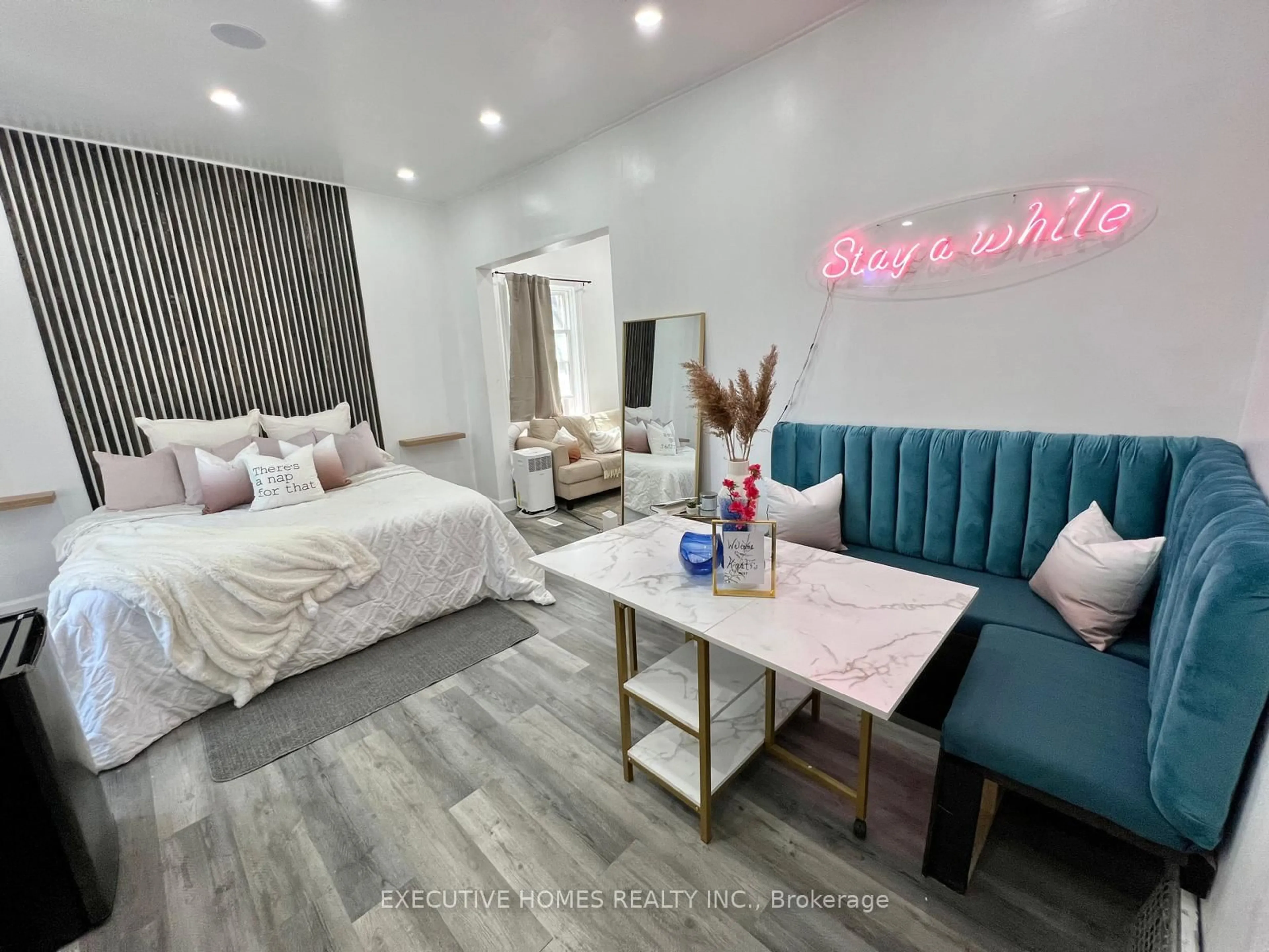 A pic of a room for 650 OXFORD St, London East Ontario N5X 3J4
