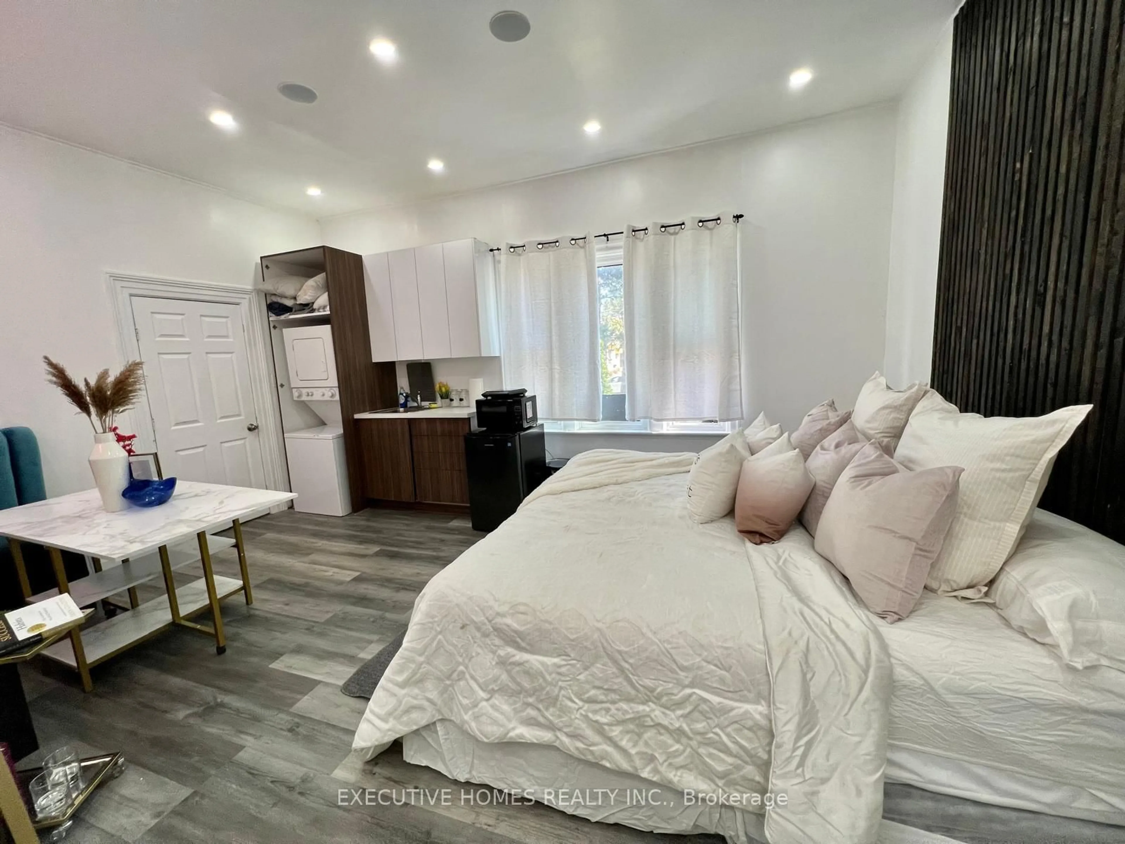 A pic of a room for 650 OXFORD St, London East Ontario N5X 3J4