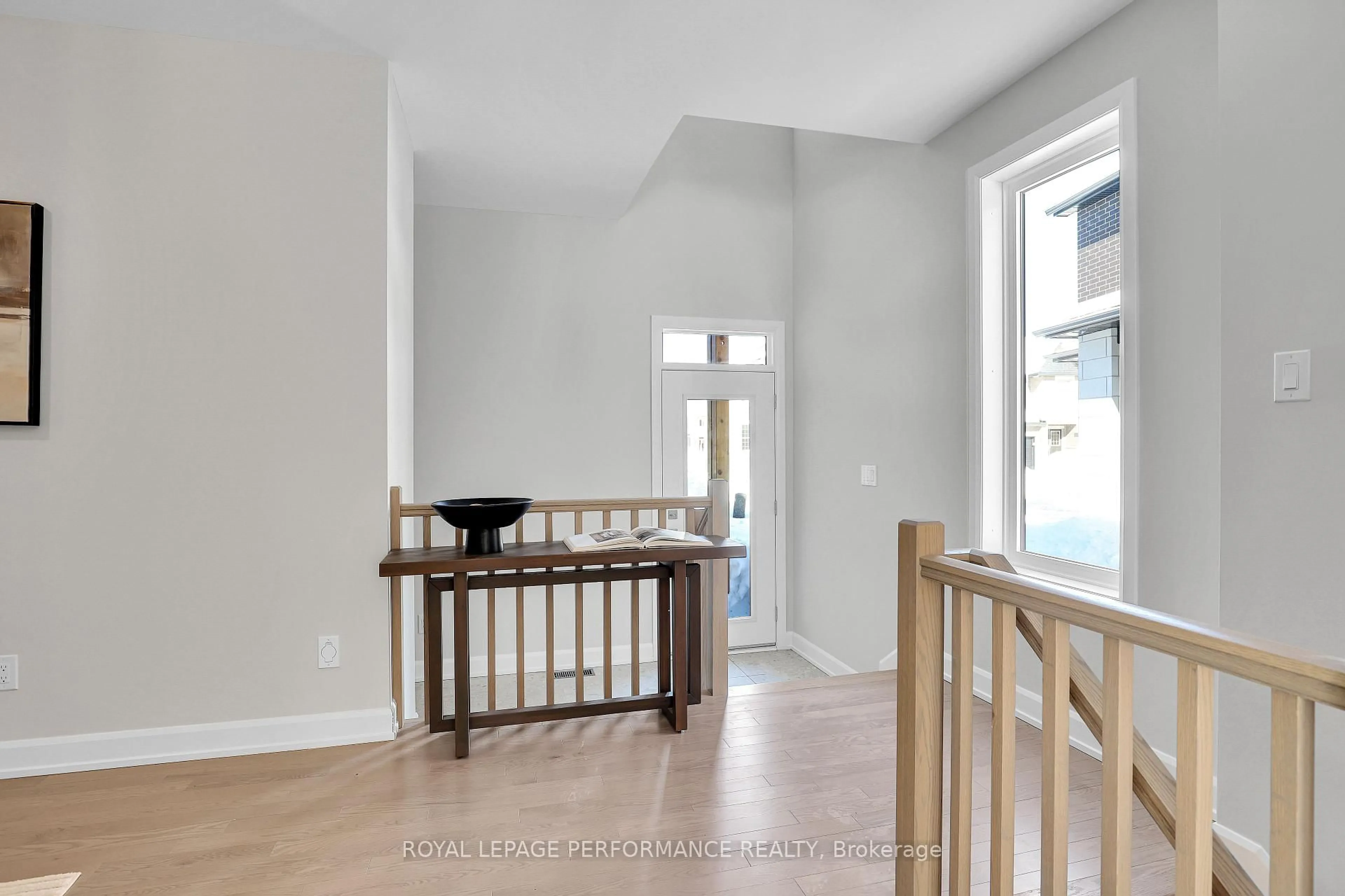 Indoor entryway for 619 Paakanaak Ave, Ottawa Ontario K1X 0J6