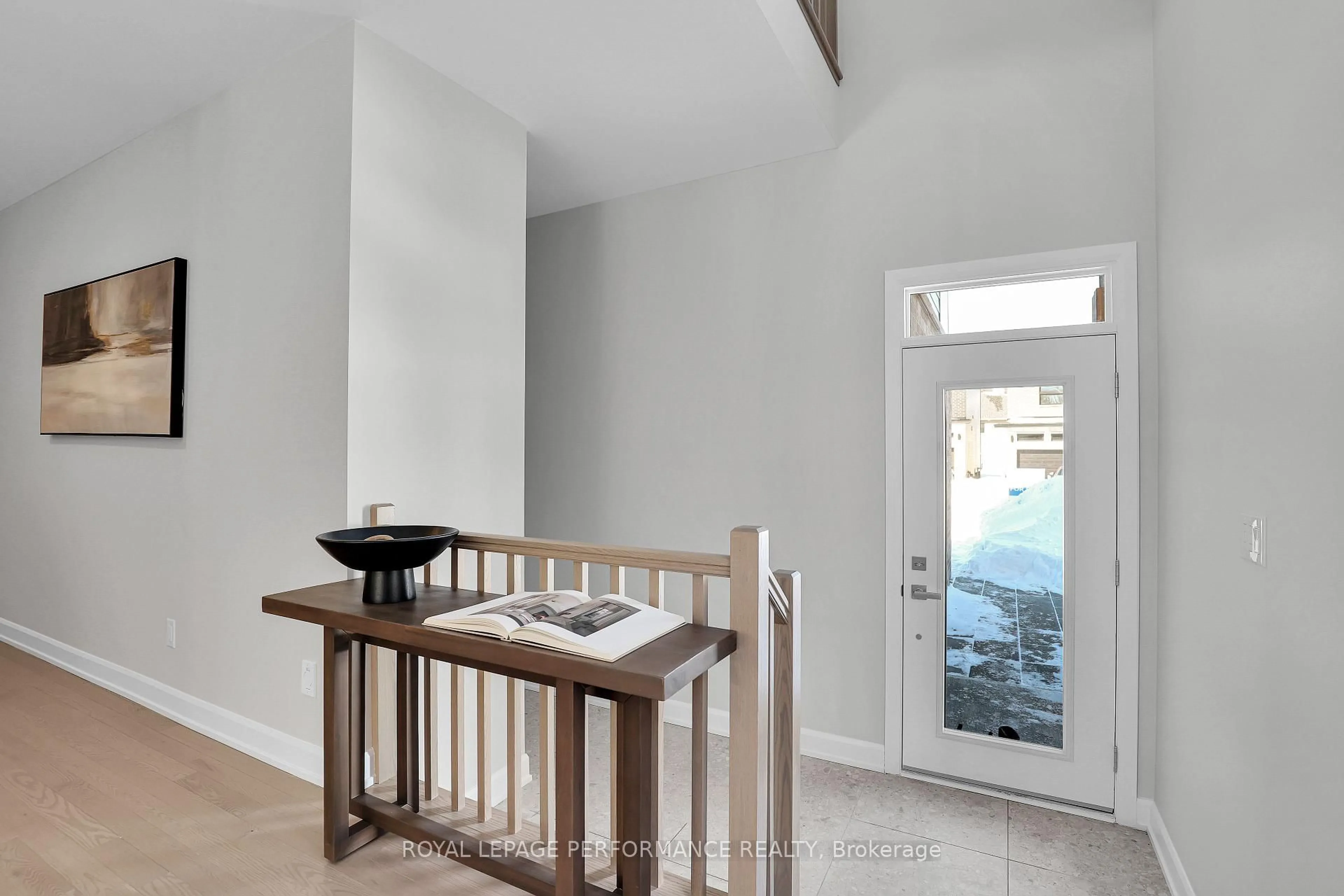 Indoor entryway for 619 Paakanaak Ave, Ottawa Ontario K1X 0J6