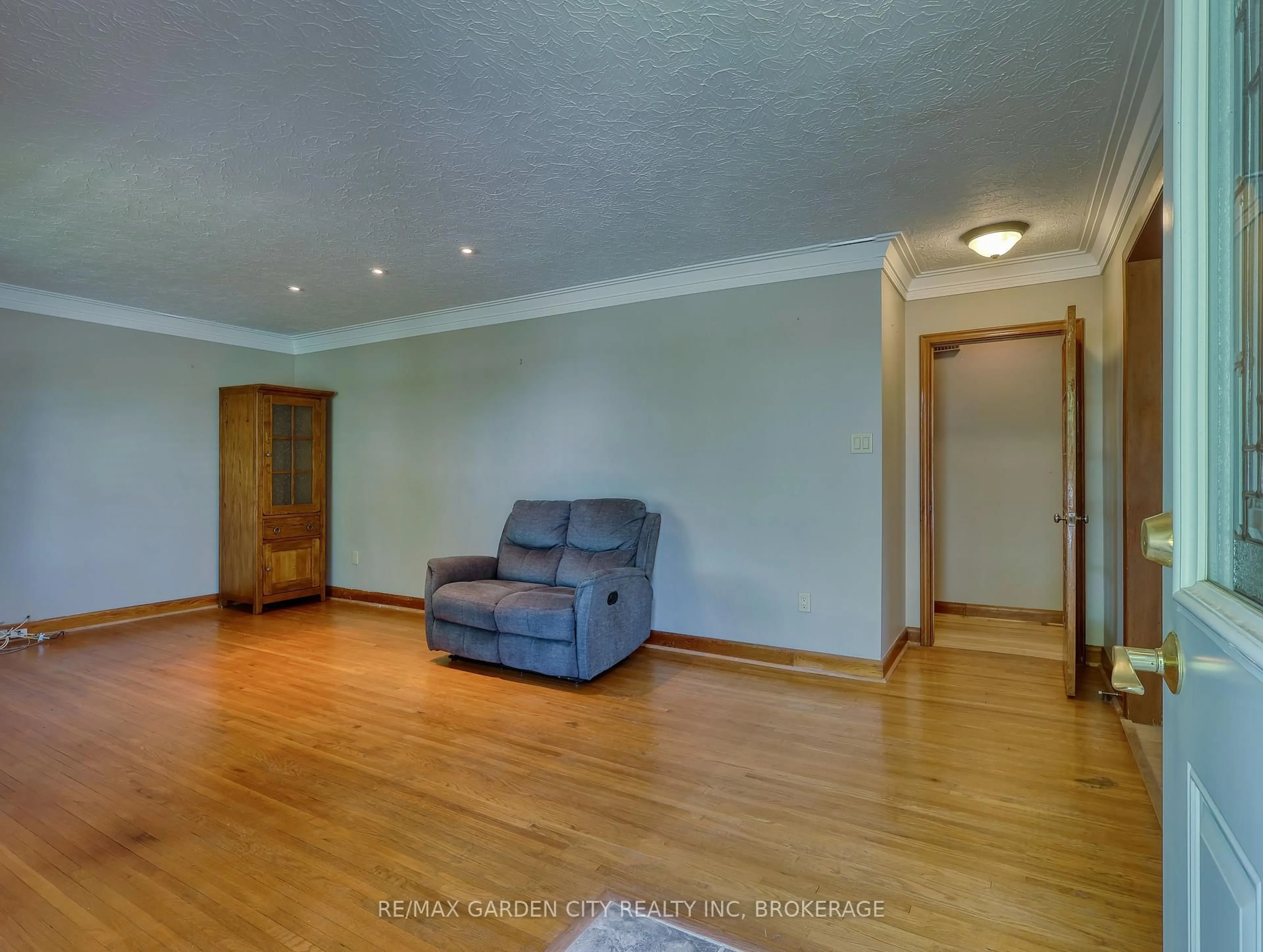 Living room with furniture, wood/laminate floor for 136 Classic Ave, Welland Ontario L3B 1P7