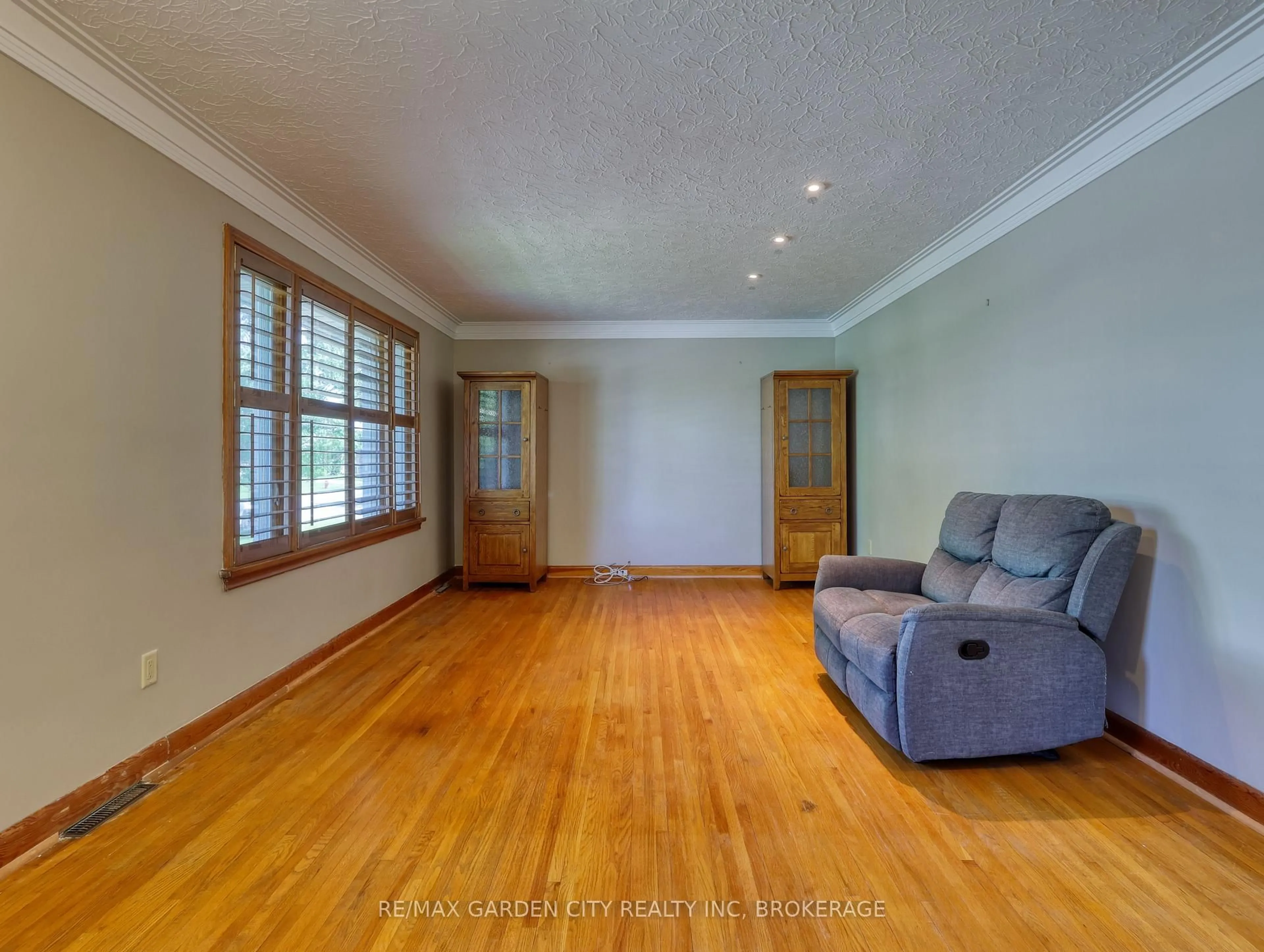 Living room with furniture, wood/laminate floor for 136 Classic Ave, Welland Ontario L3B 1P7