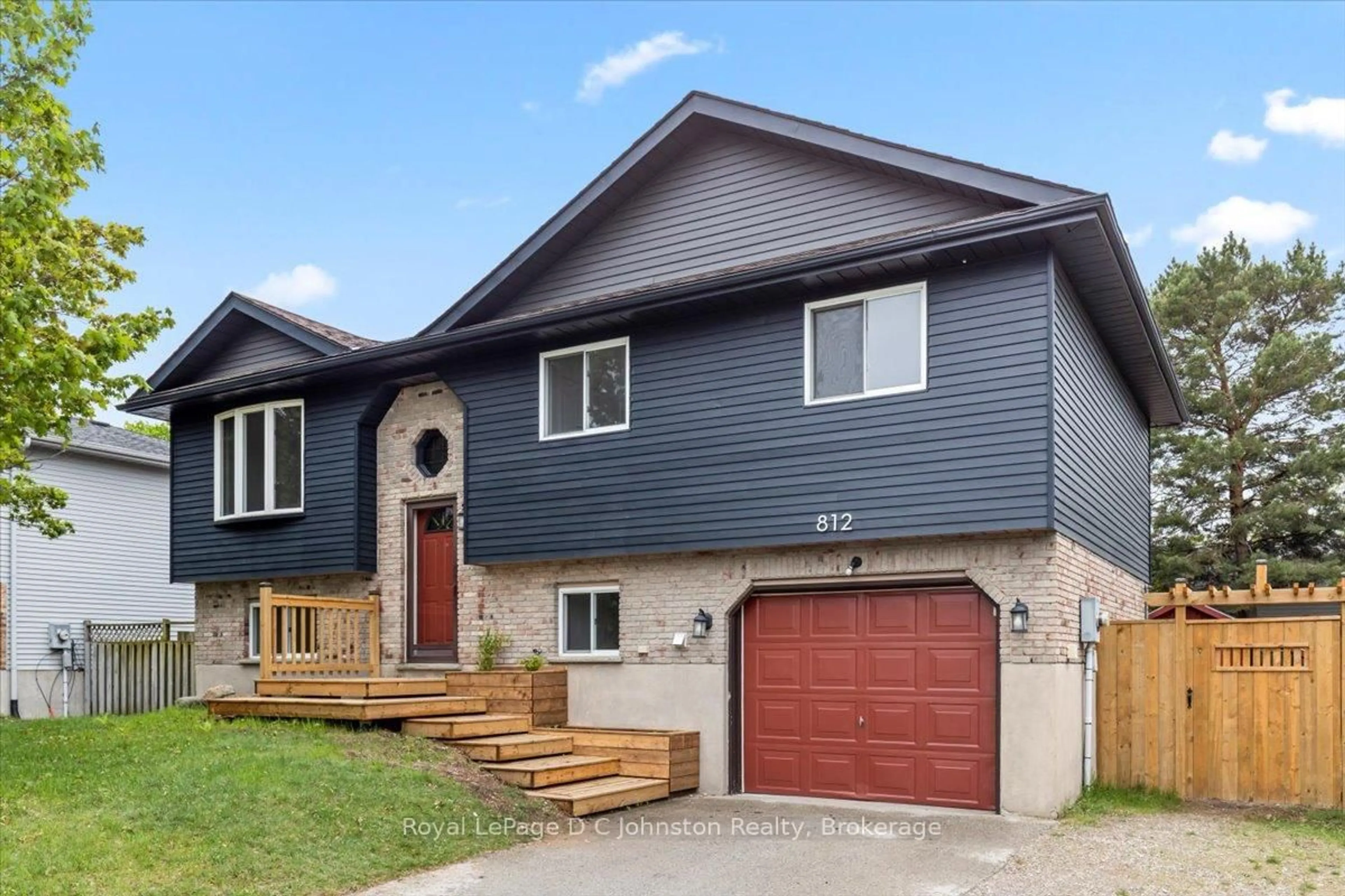 Home with vinyl exterior material, street for 812 Bradford St, Saugeen Shores Ontario N0H 2C4