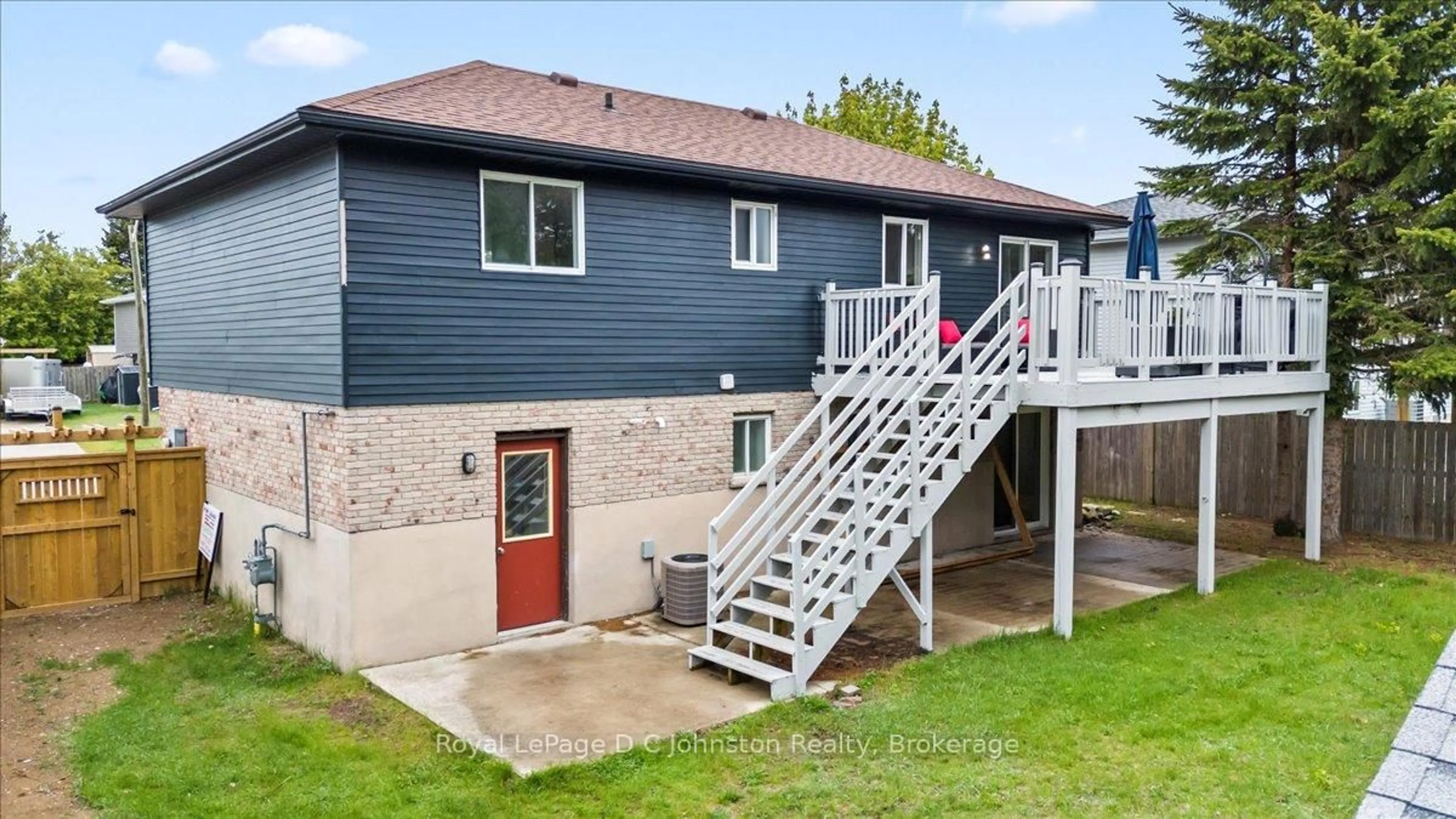 Home with vinyl exterior material, unknown for 812 Bradford St, Saugeen Shores Ontario N0H 2C4