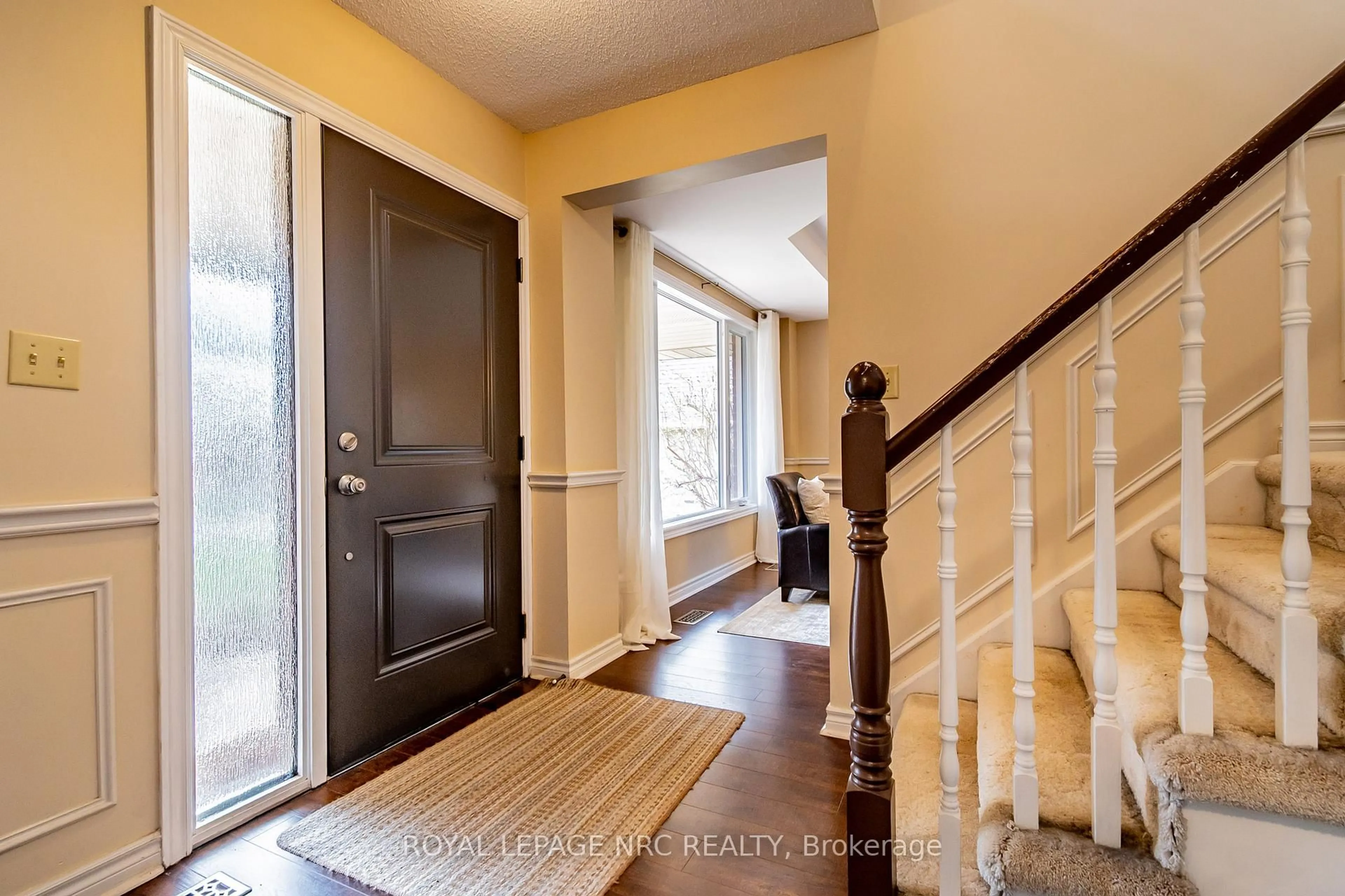 Indoor entryway for 2675 Mountaincrest Ave, Niagara Falls Ontario L2J 4H8