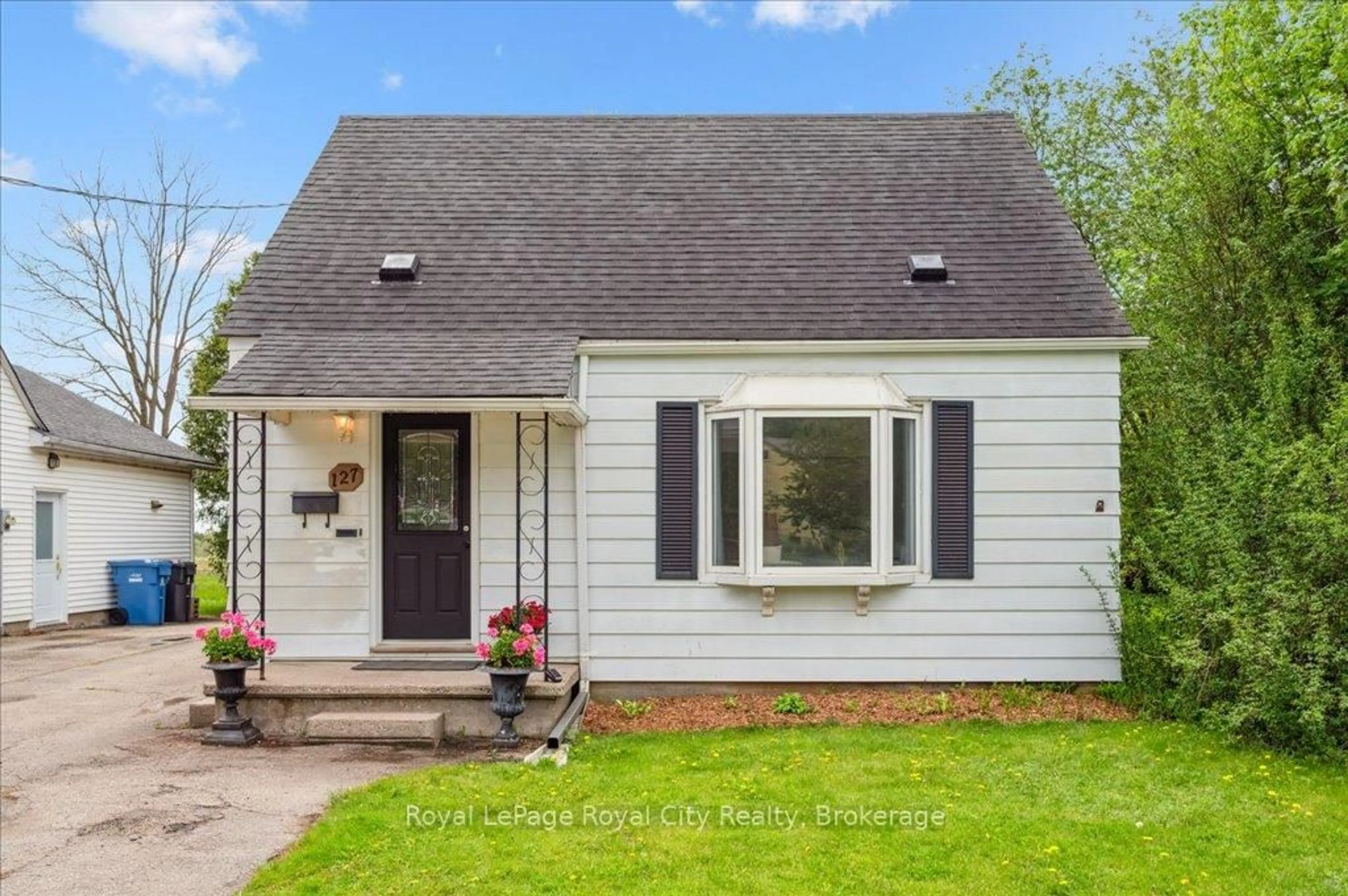 Home with vinyl exterior material, street for 127 Memorial Cres, Guelph Ontario N1H 6C2