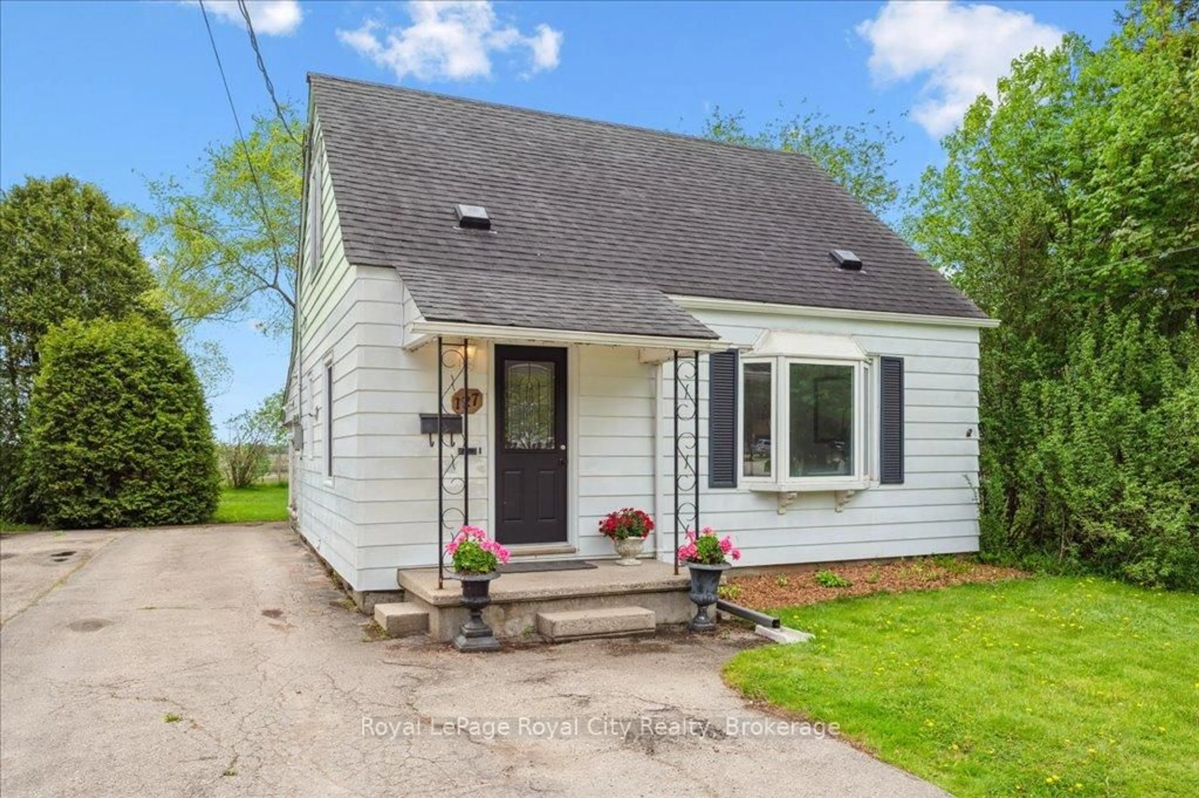 Home with vinyl exterior material, street for 127 Memorial Cres, Guelph Ontario N1H 6C2
