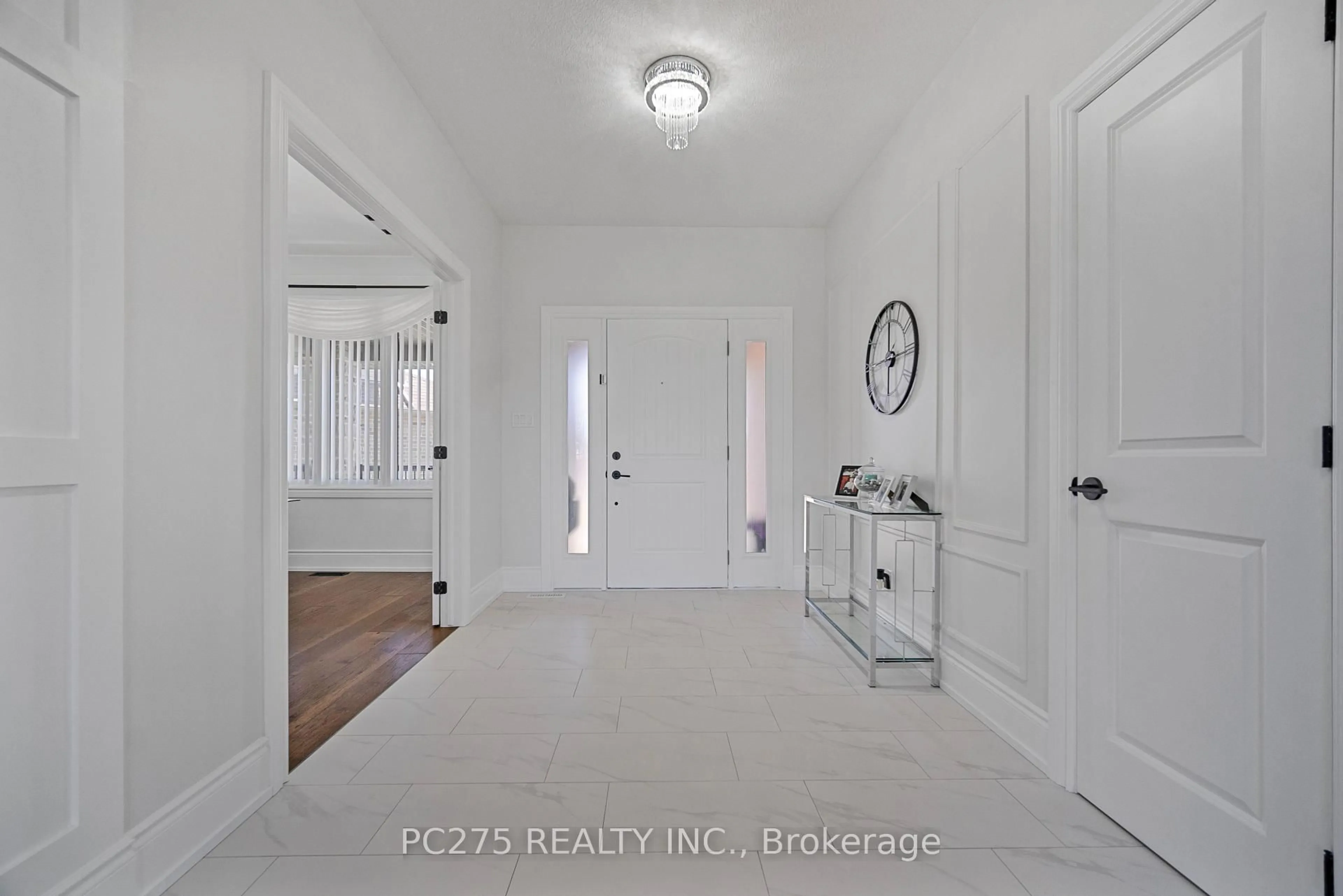 Indoor entryway for 908 Holtby Crt, London North Ontario N6G 0W9