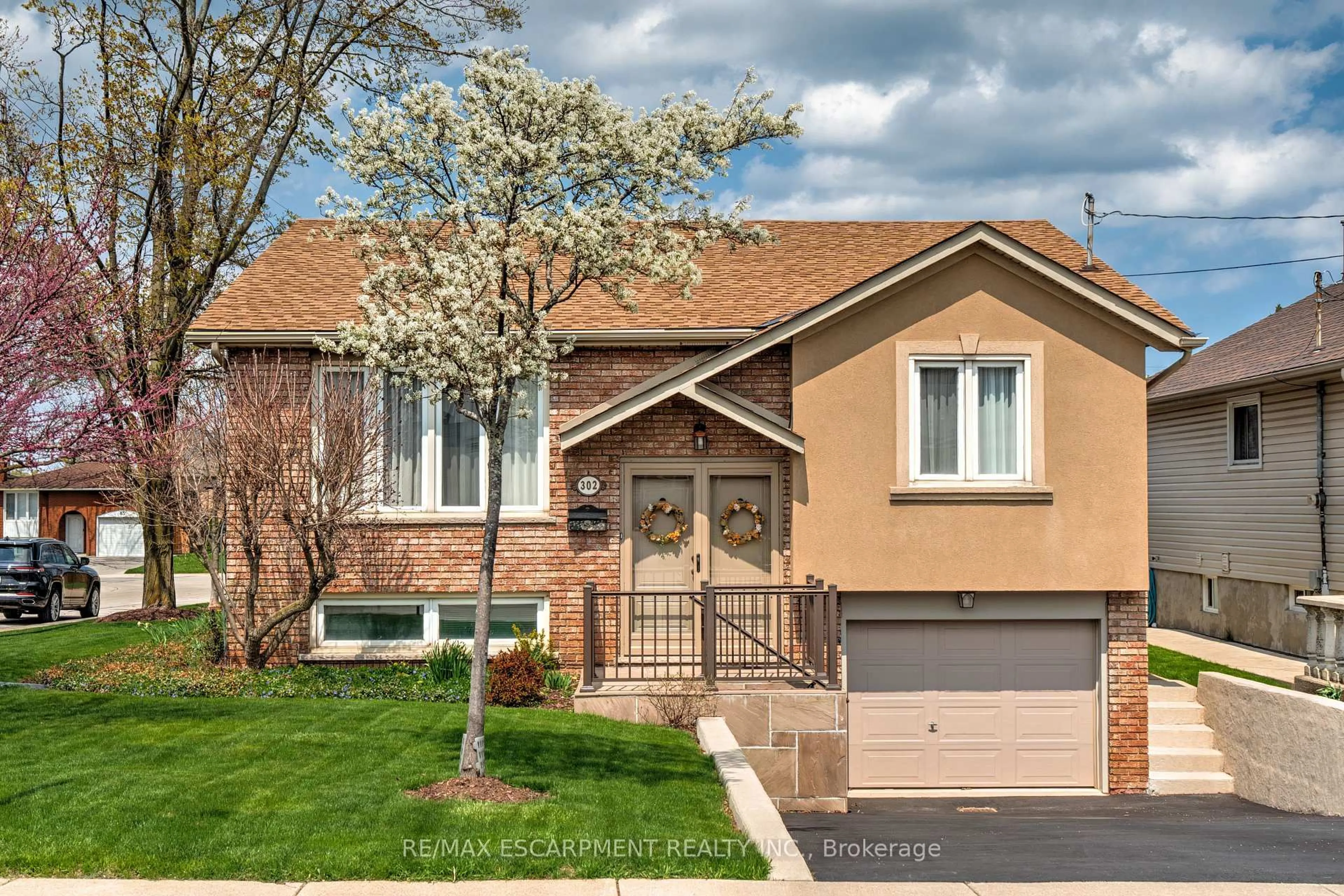 Home with vinyl exterior material, street for 302 Highridge Ave, Hamilton Ontario L8E 3W3
