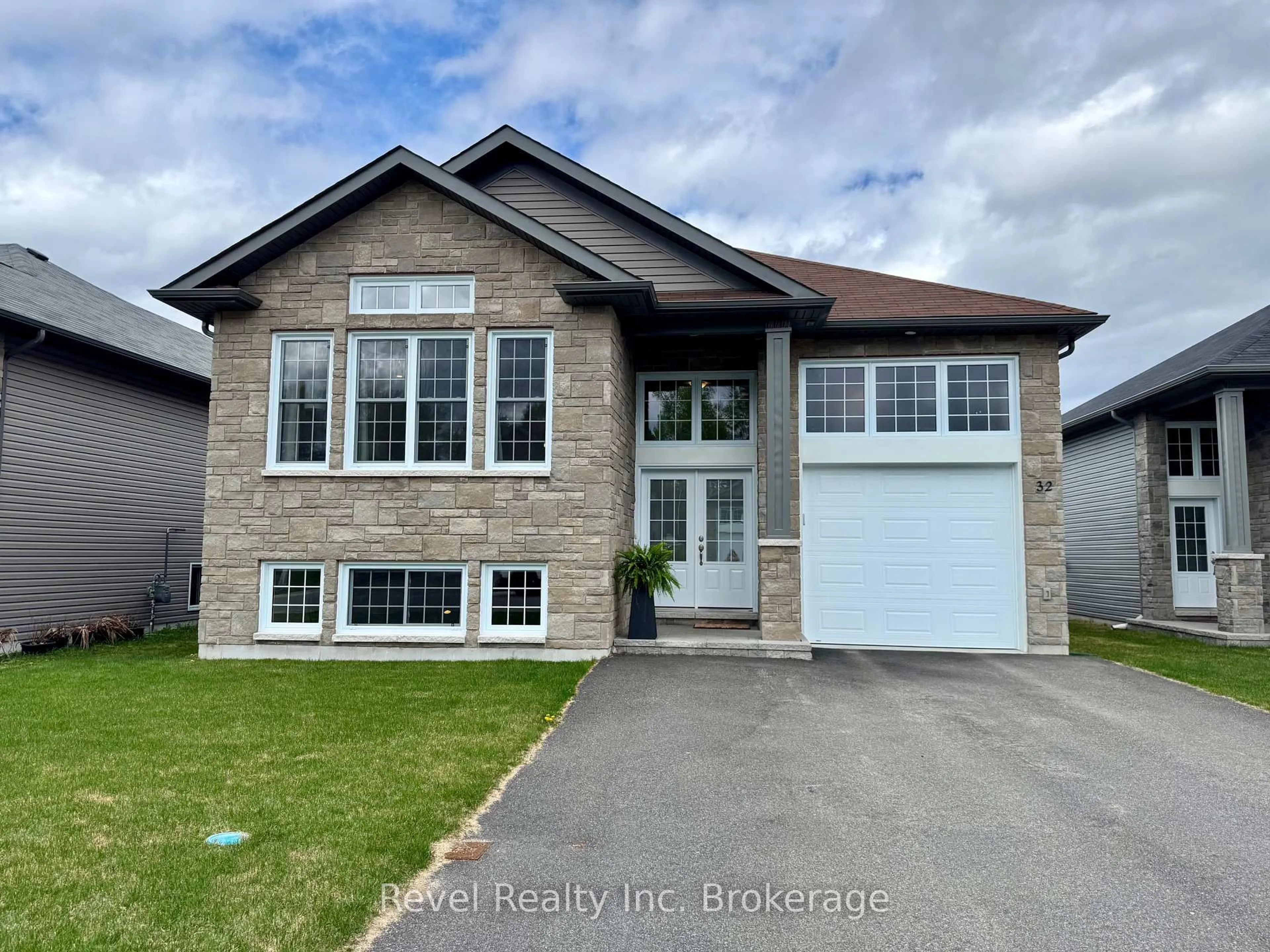 Home with vinyl exterior material, street for 32 Trillium Dr, North Bay Ontario P1A 0G6