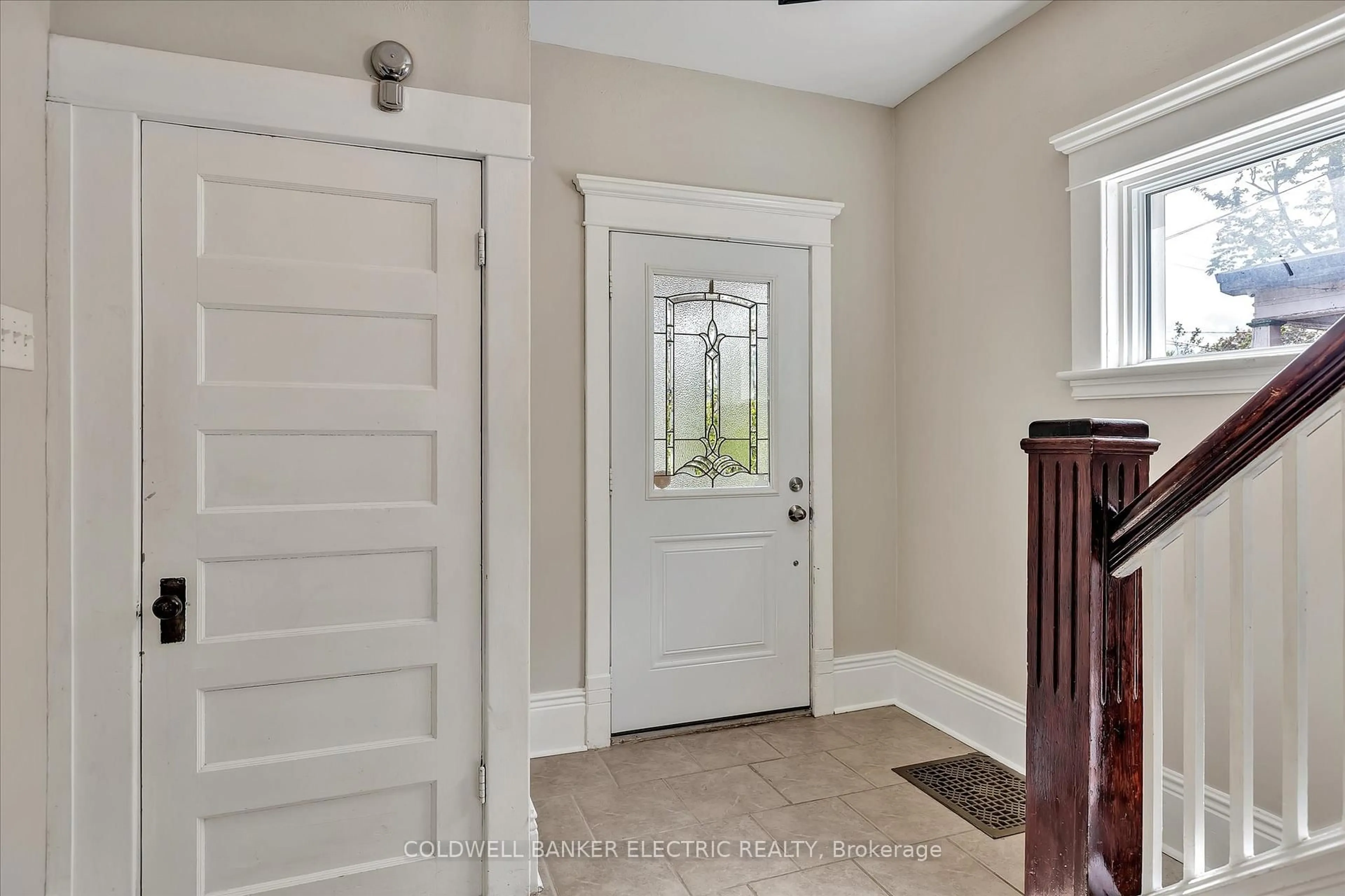 Indoor entryway for 202 Braidwood Ave, Peterborough South Ontario K9J 1V1