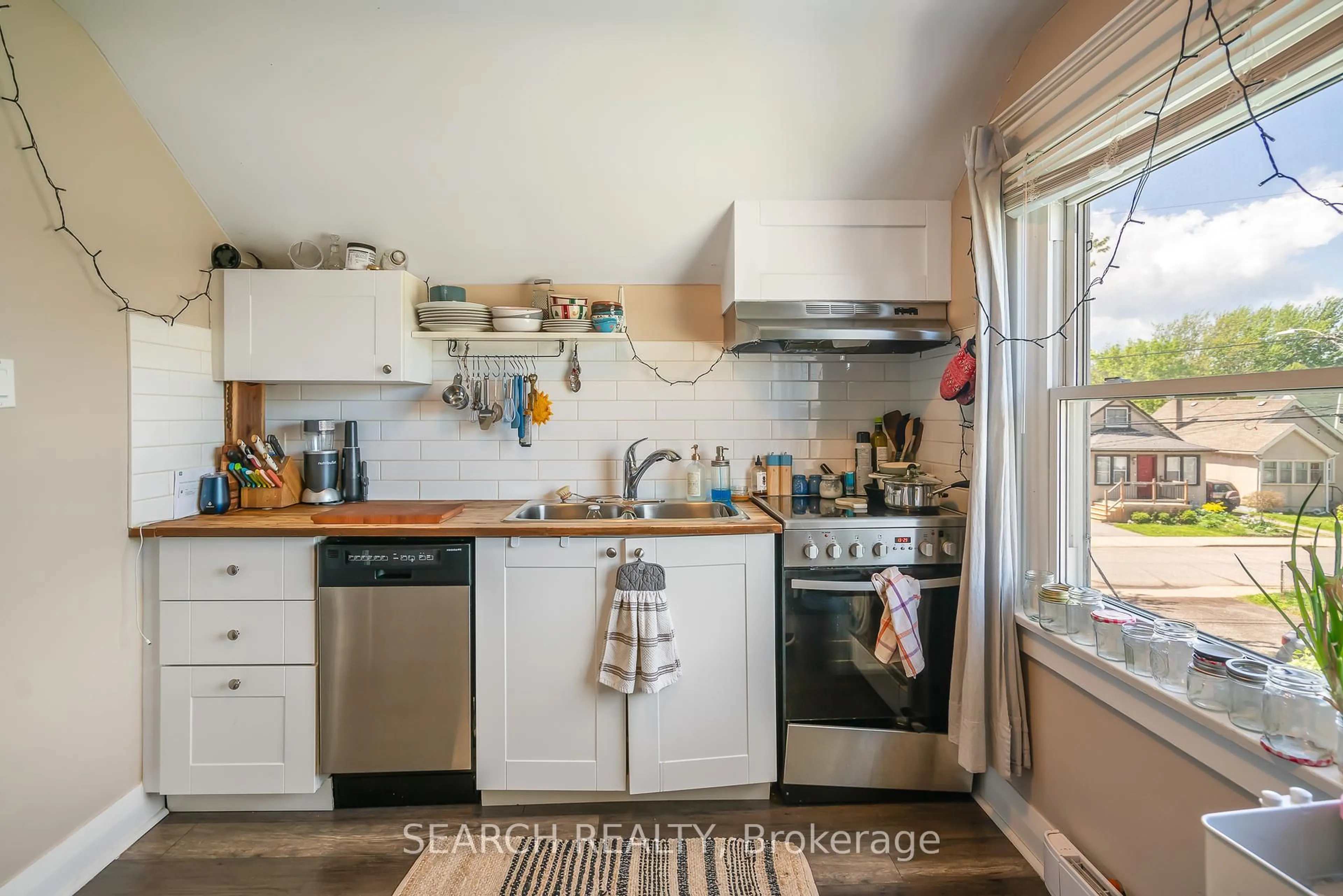 Standard kitchen, unknown for 15 Delaware St, St. Catharines Ontario L2M 5L9