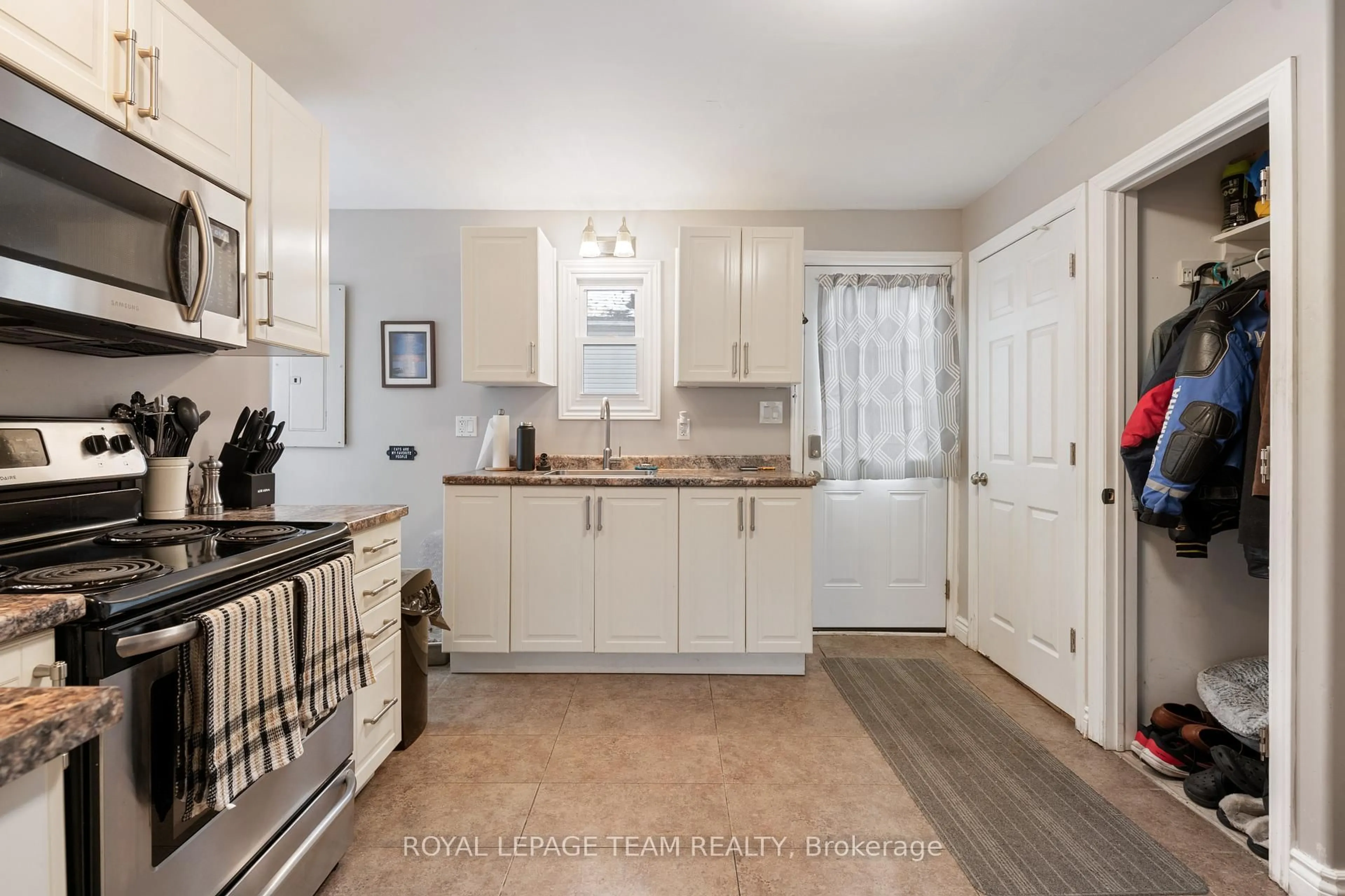 Open concept kitchen, ceramic/tile floor for 165 Pearl St, Brockville Ontario K6V 4C9